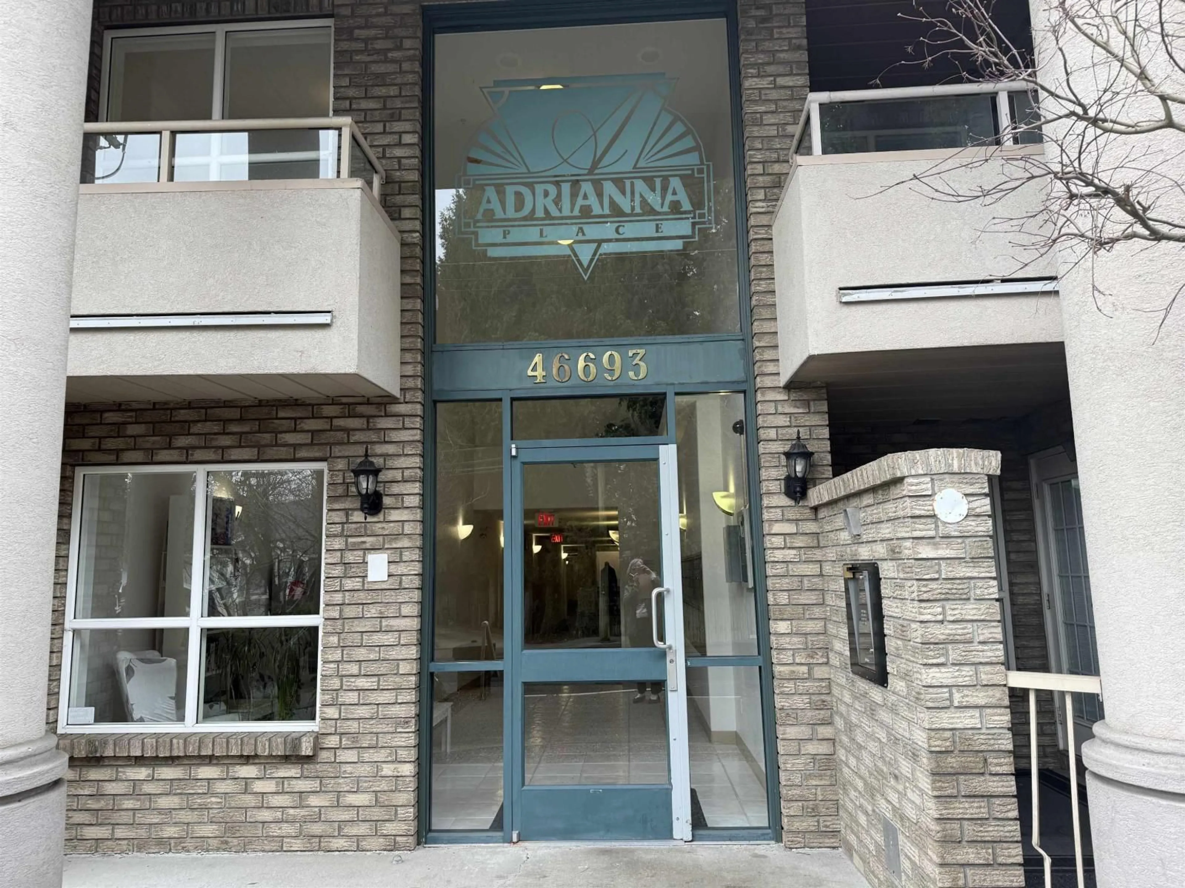 Indoor foyer for 106 - 46693 YALE ROAD, Chilliwack British Columbia V2P7Z4