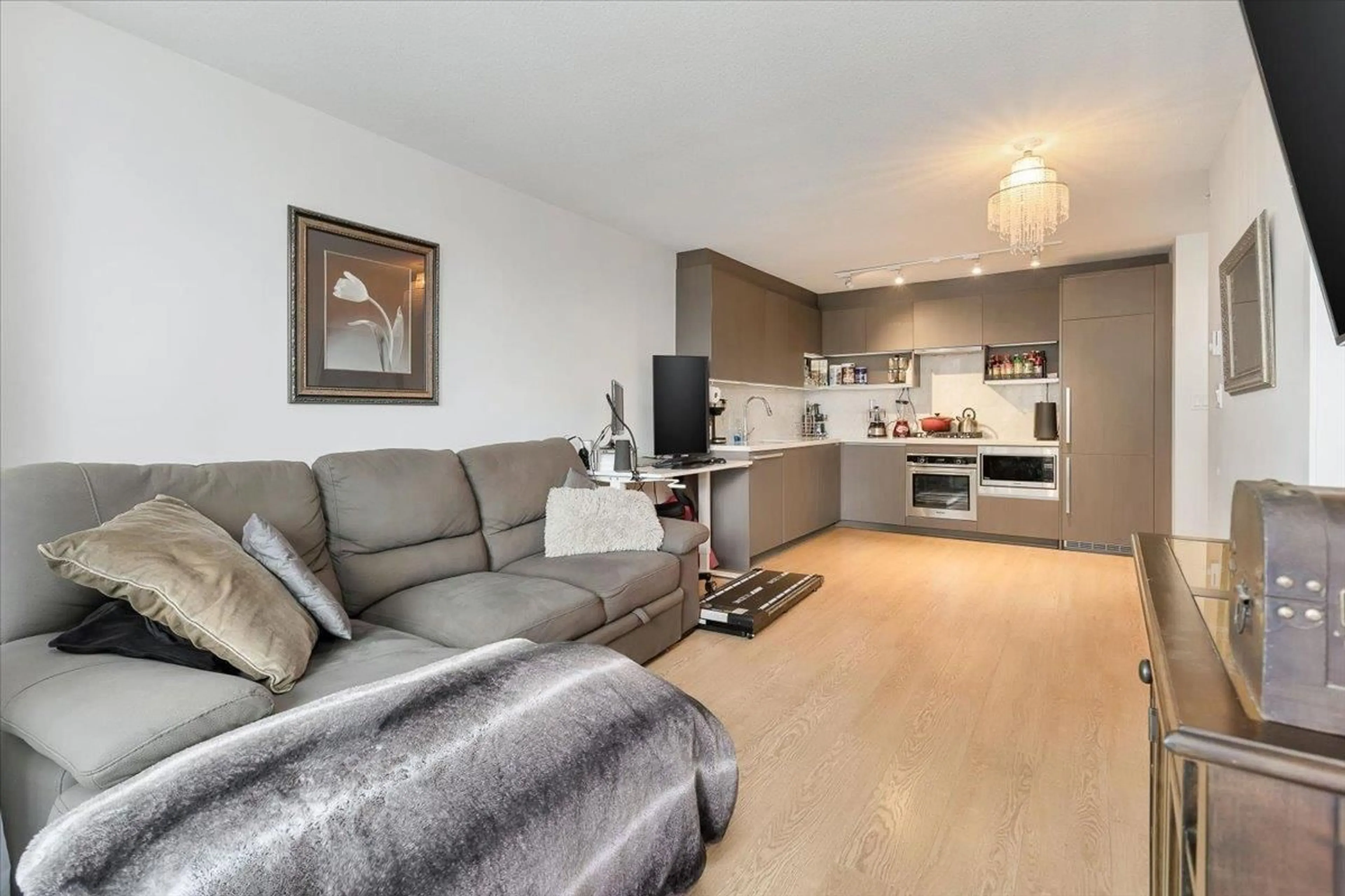 Living room with furniture, wood/laminate floor for 1015 - 13696 100 AVENUE, Surrey British Columbia V3T0L5