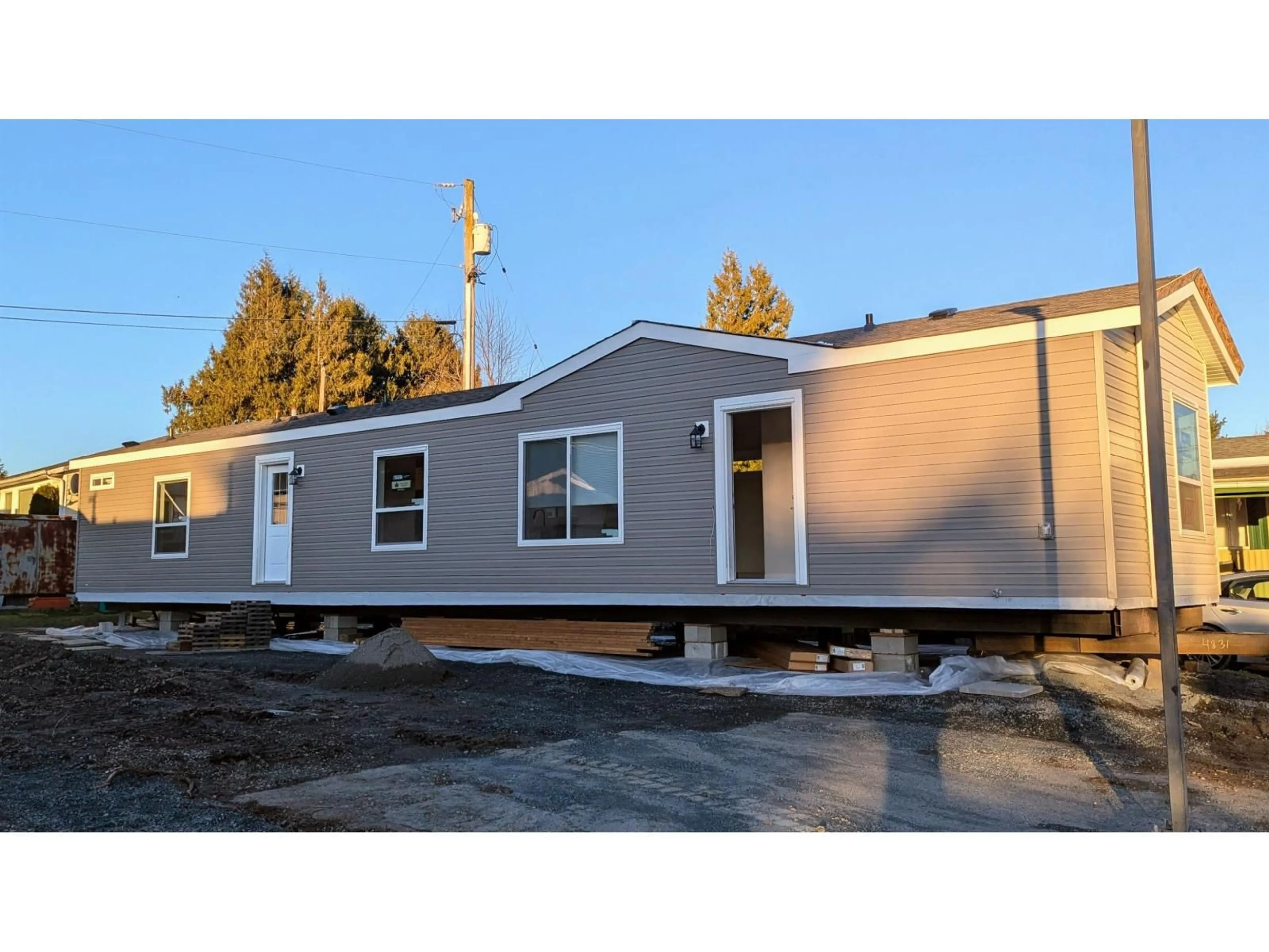 Home with vinyl exterior material, building for 4 - 44565 MONTE VISTA DRIVE, Chilliwack British Columbia V2R5T2