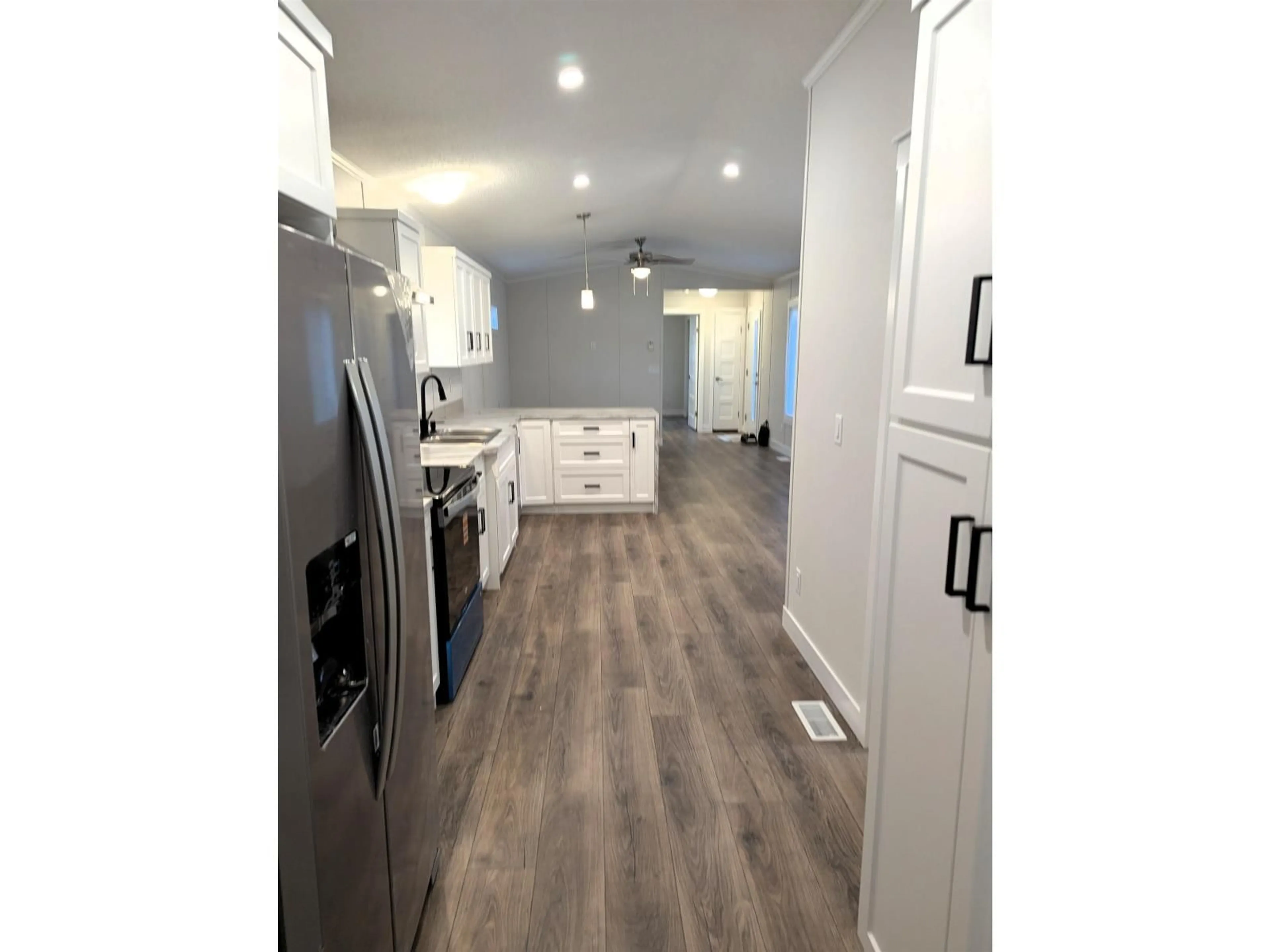 Open concept kitchen, wood/laminate floor for 4 - 44565 MONTE VISTA DRIVE, Chilliwack British Columbia V2R5T2