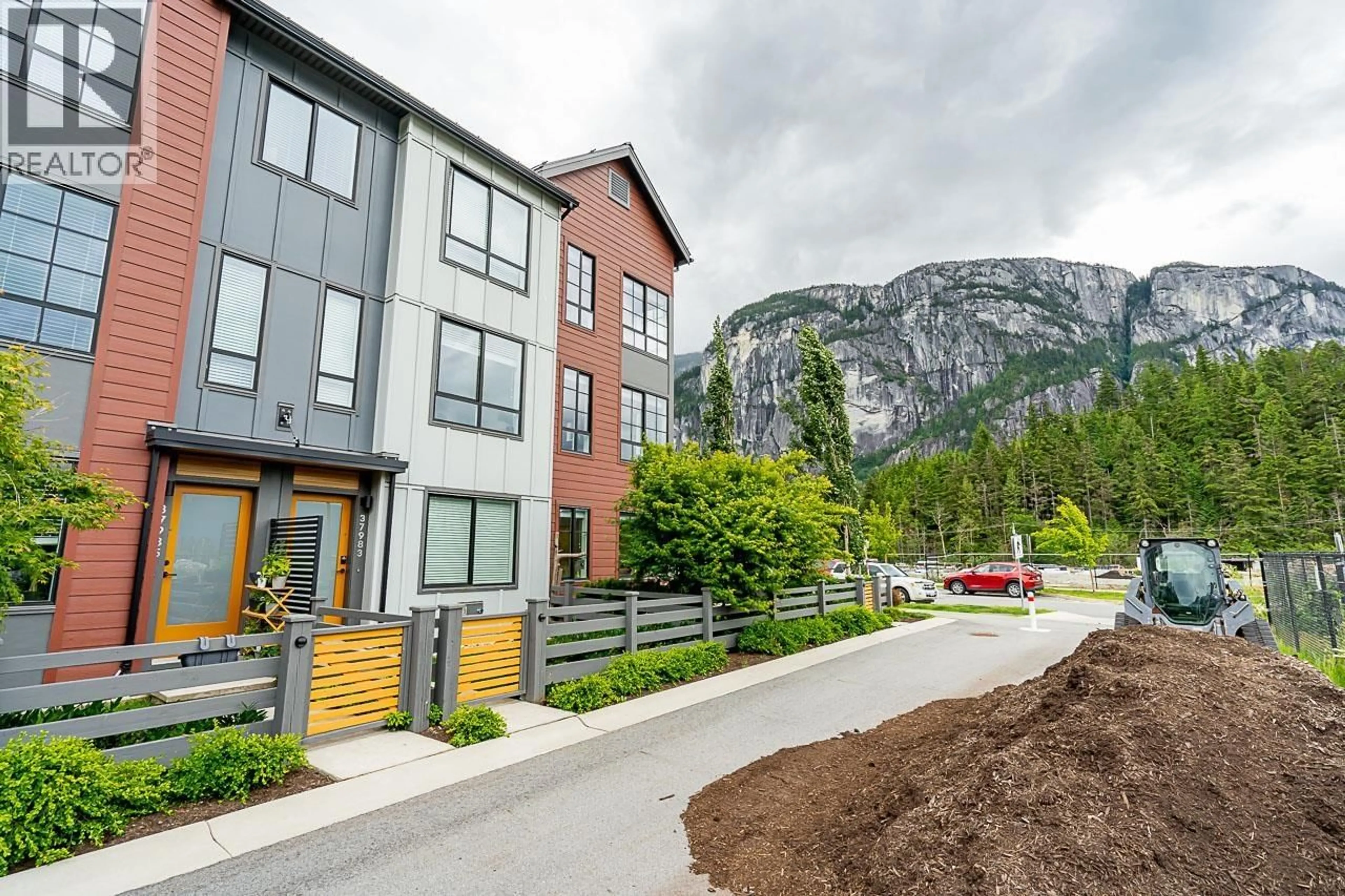 Patio, mountain view for 37981 HELM WAY, Squamish British Columbia V8B2A1