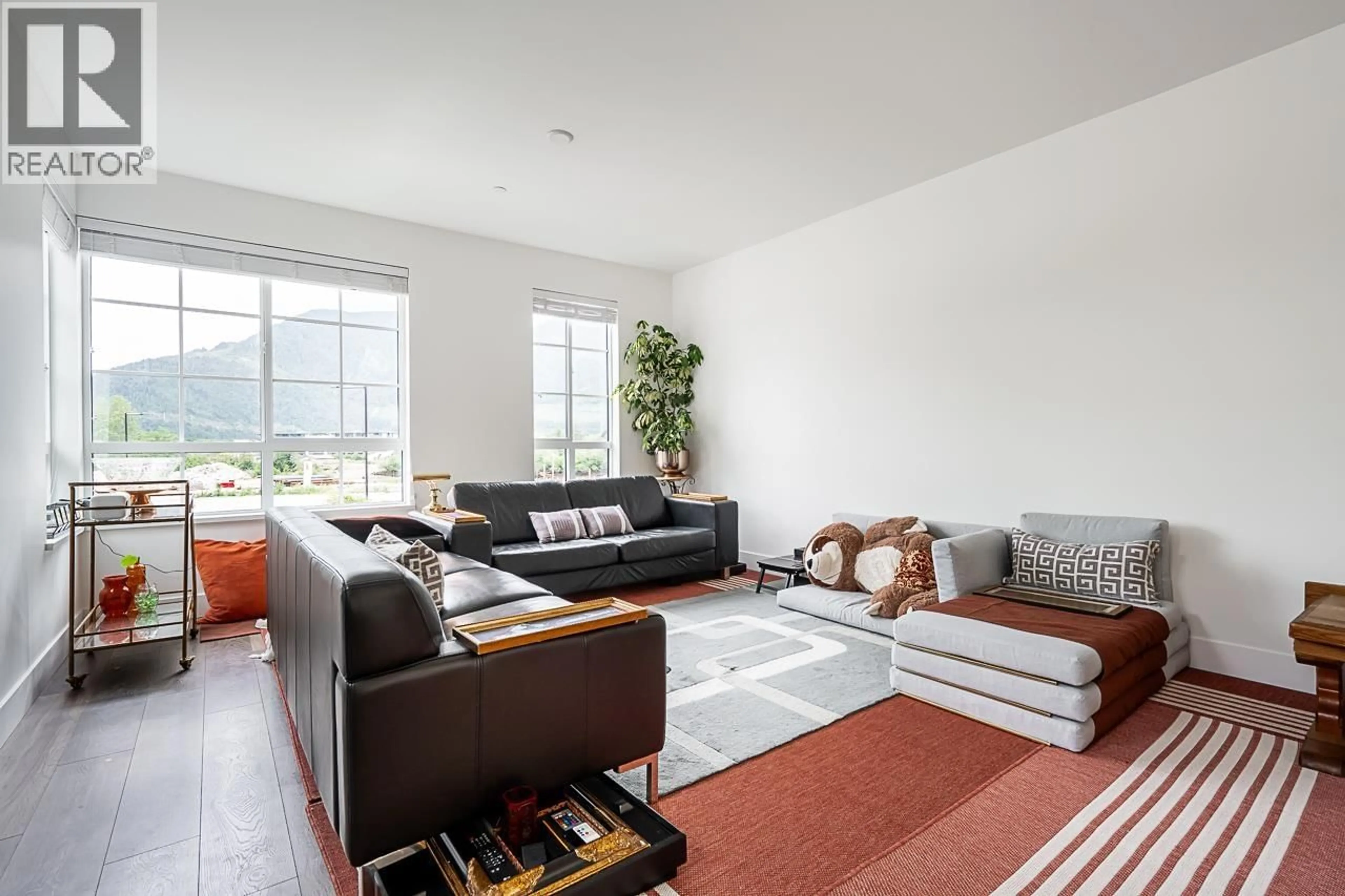 Living room with furniture, unknown for 37981 HELM WAY, Squamish British Columbia V8B2A1