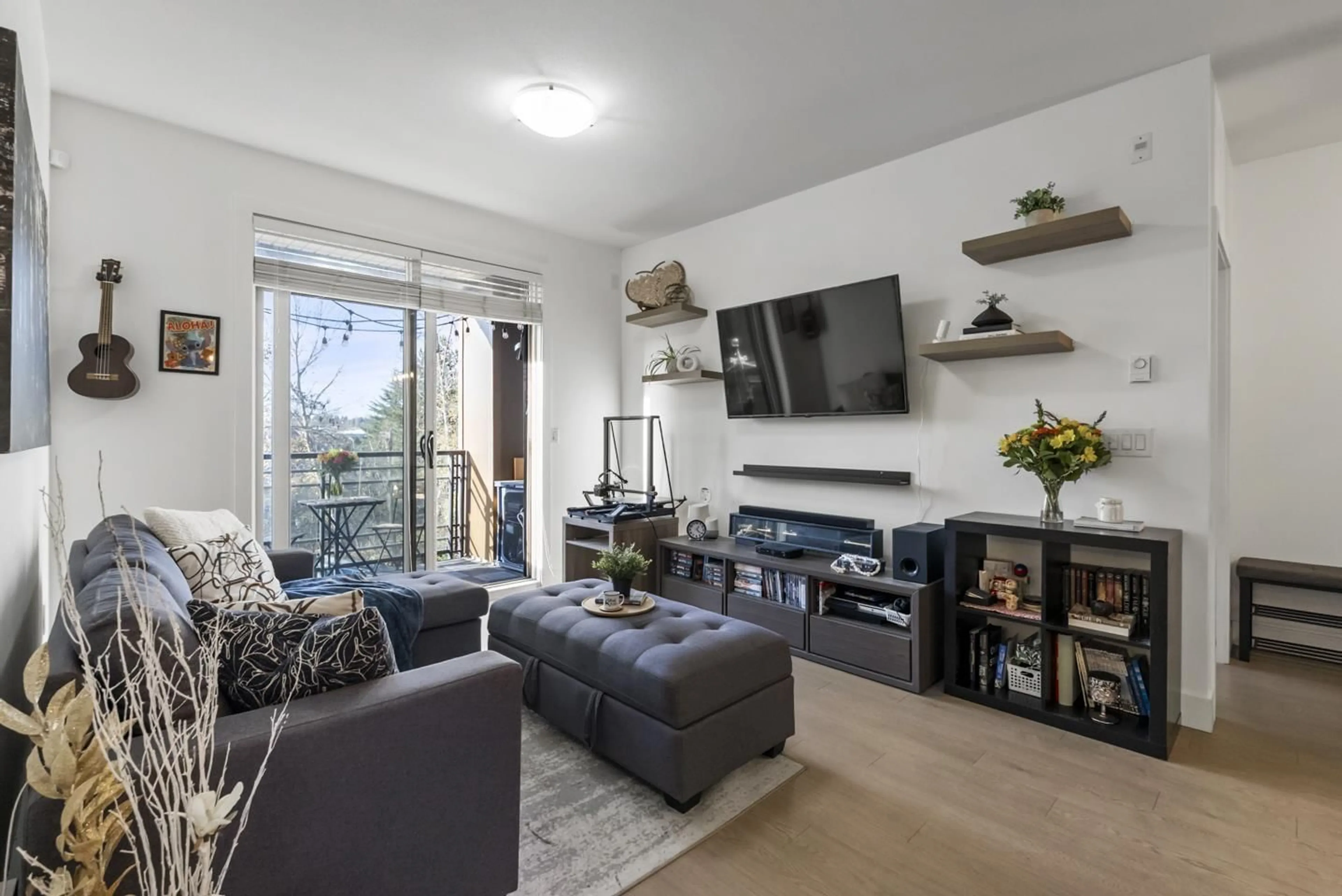 Living room with furniture, unknown for 305 - 20062 FRASER HIGHWAY, Langley British Columbia V3A0E6