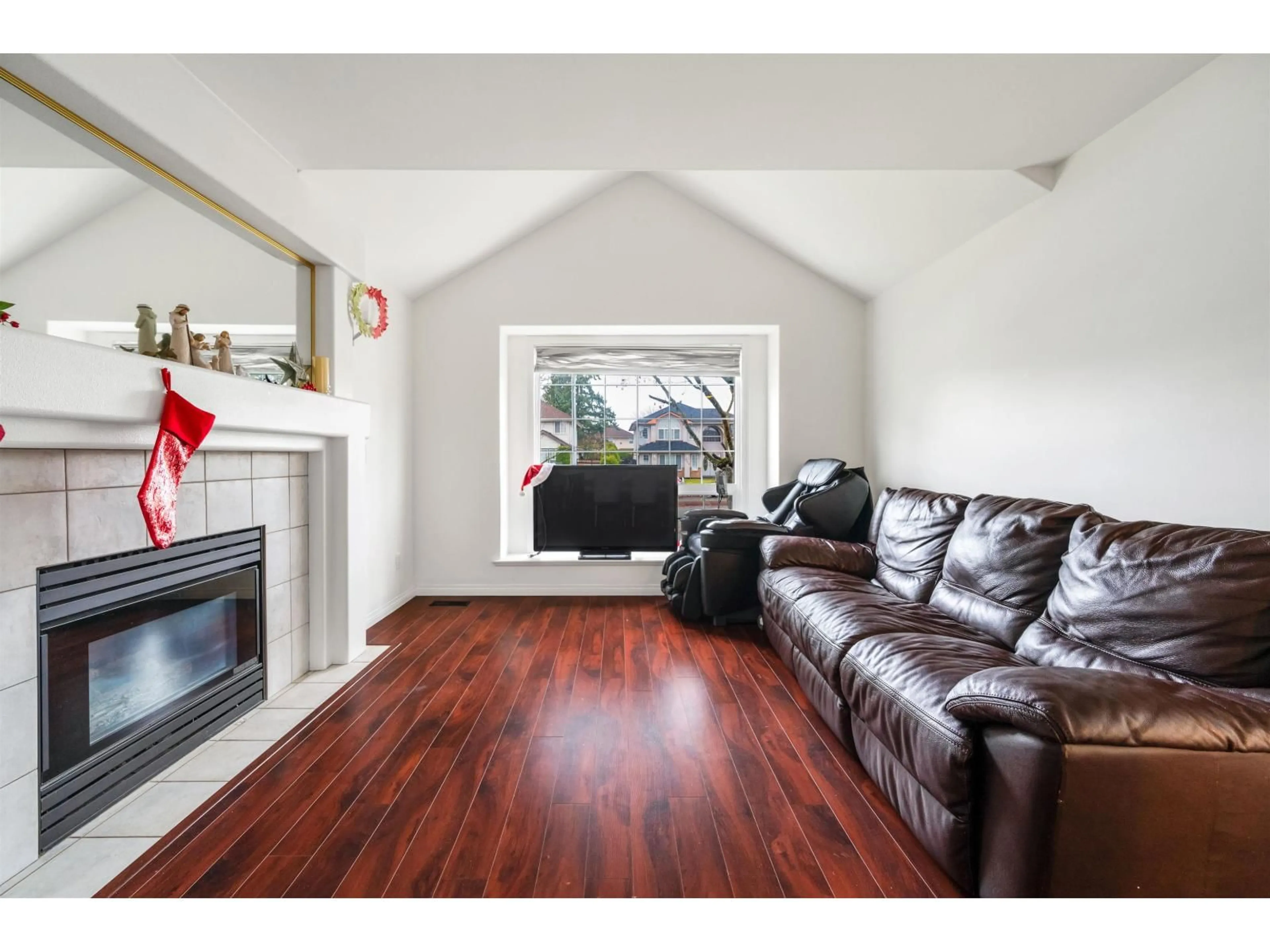 Living room with furniture, wood/laminate floor for 15476 110 AVENUE, Surrey British Columbia V3R0X1