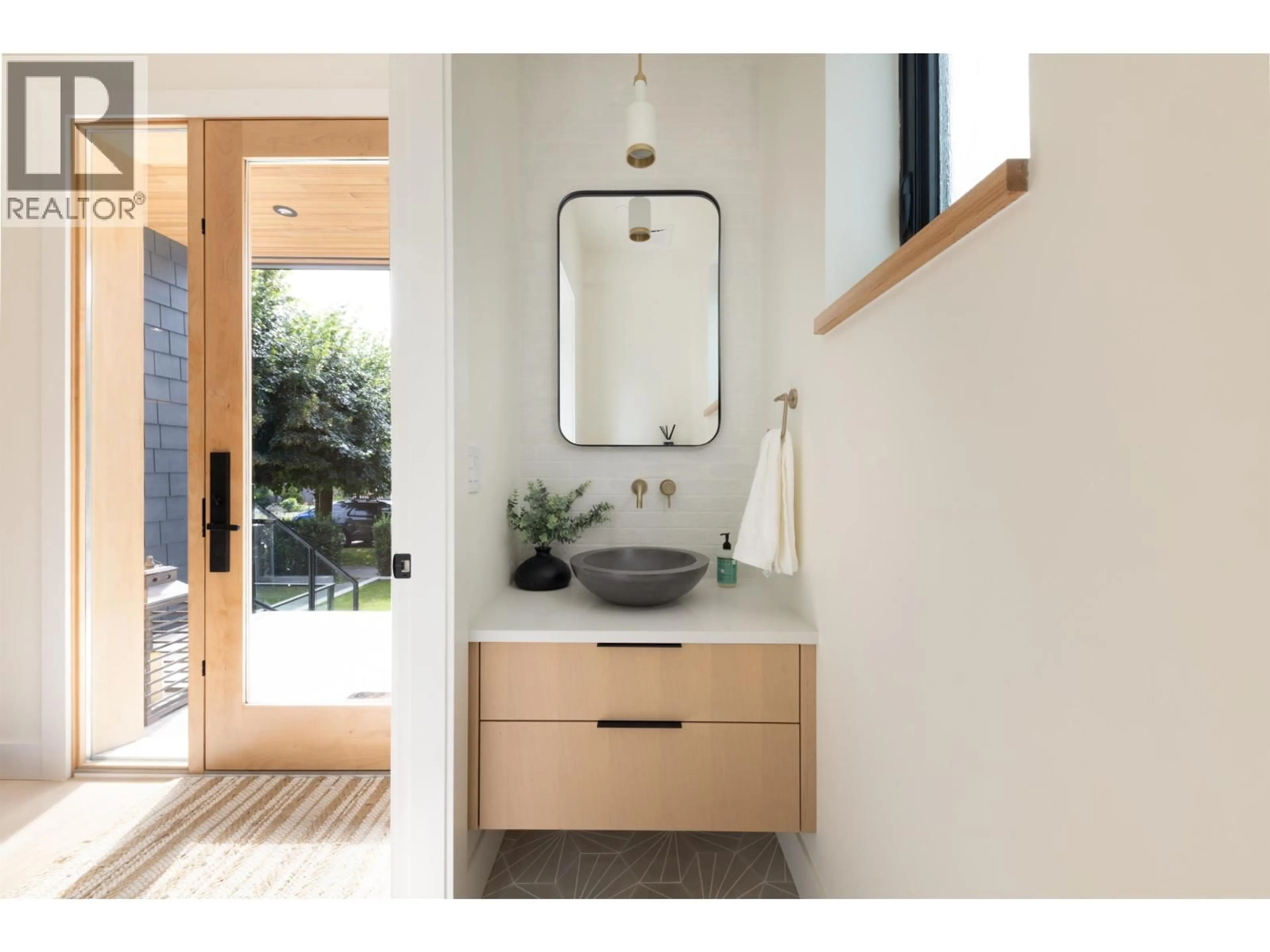 Contemporary bathroom, unknown for 4626 WINDSOR STREET, Vancouver British Columbia V5V4P7