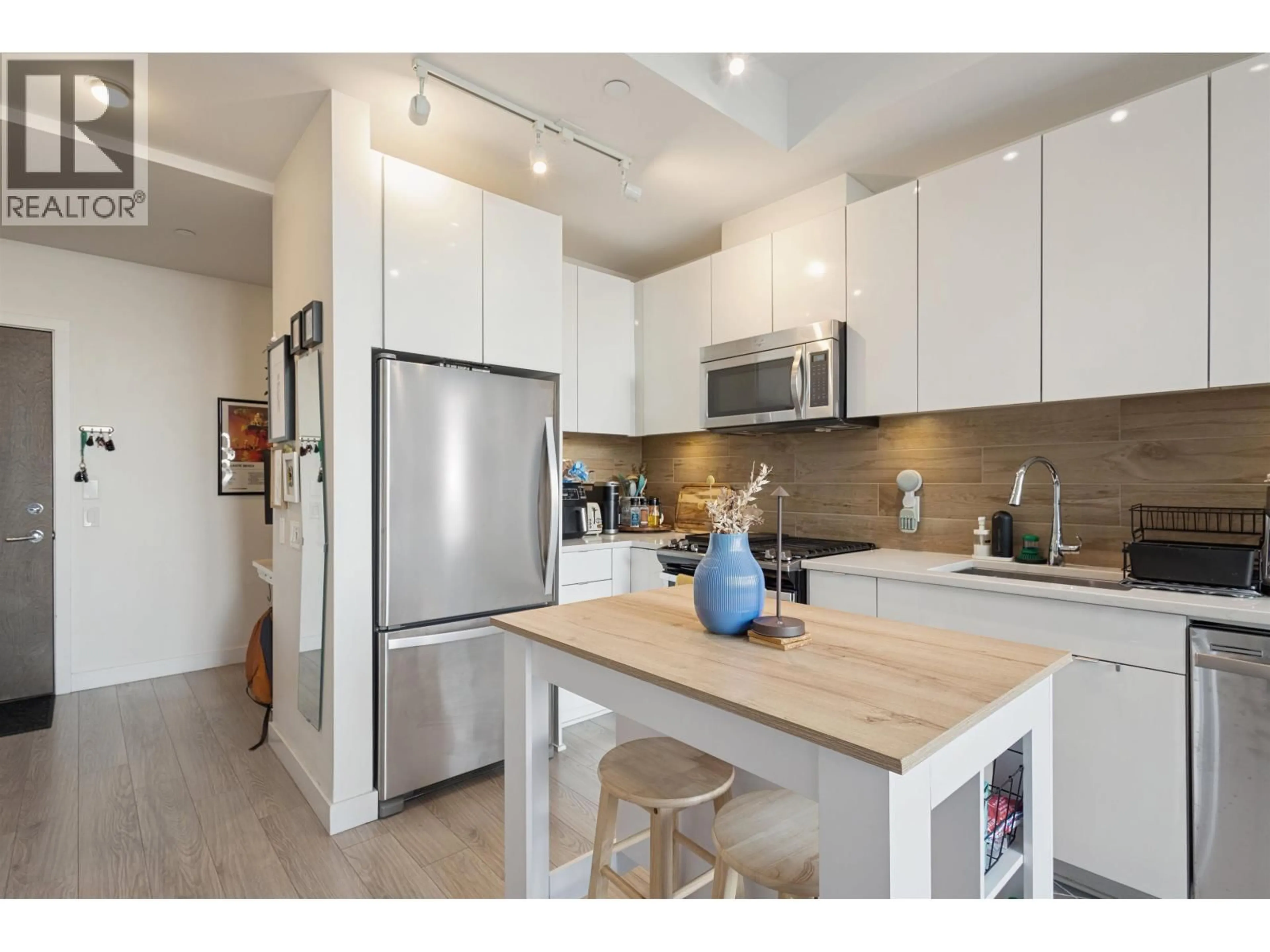 Open concept kitchen, unknown for 208 - 200 NELSON'S CRESCENT, New Westminster British Columbia V3L0H4