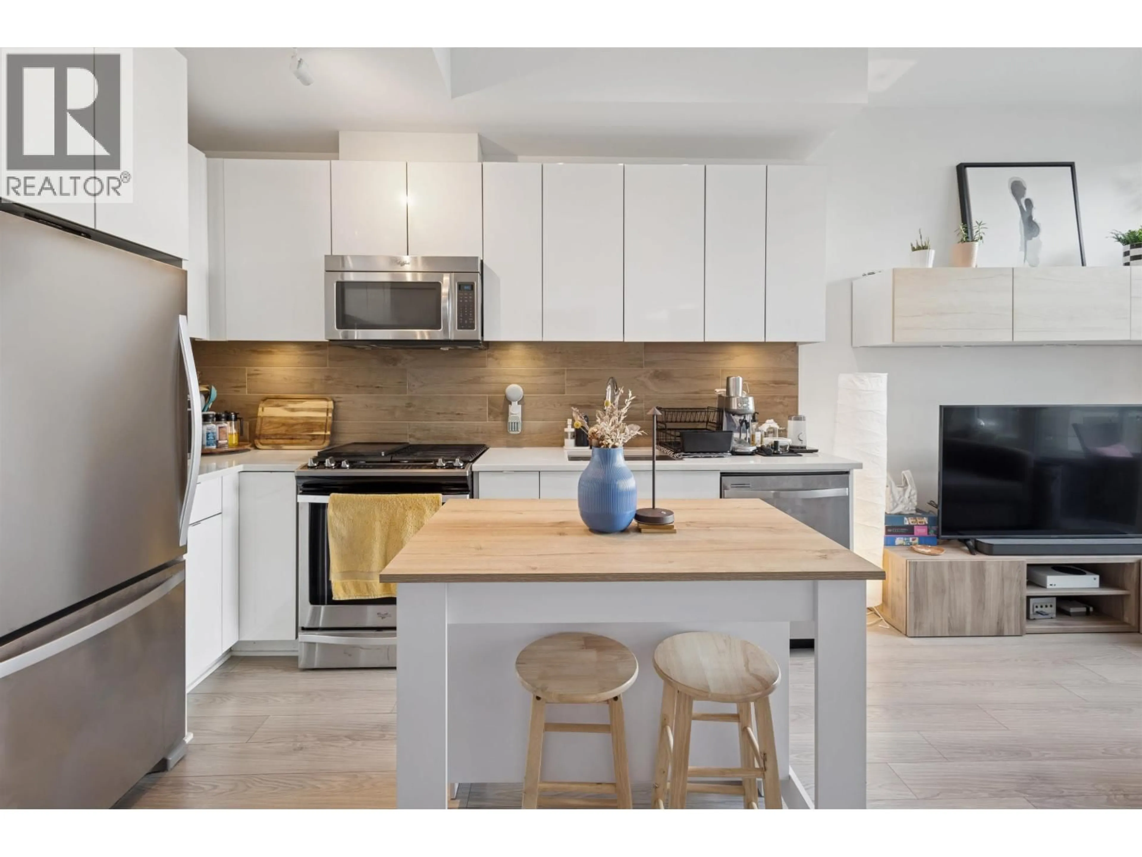 Open concept kitchen, unknown for 208 - 200 NELSON'S CRESCENT, New Westminster British Columbia V3L0H4