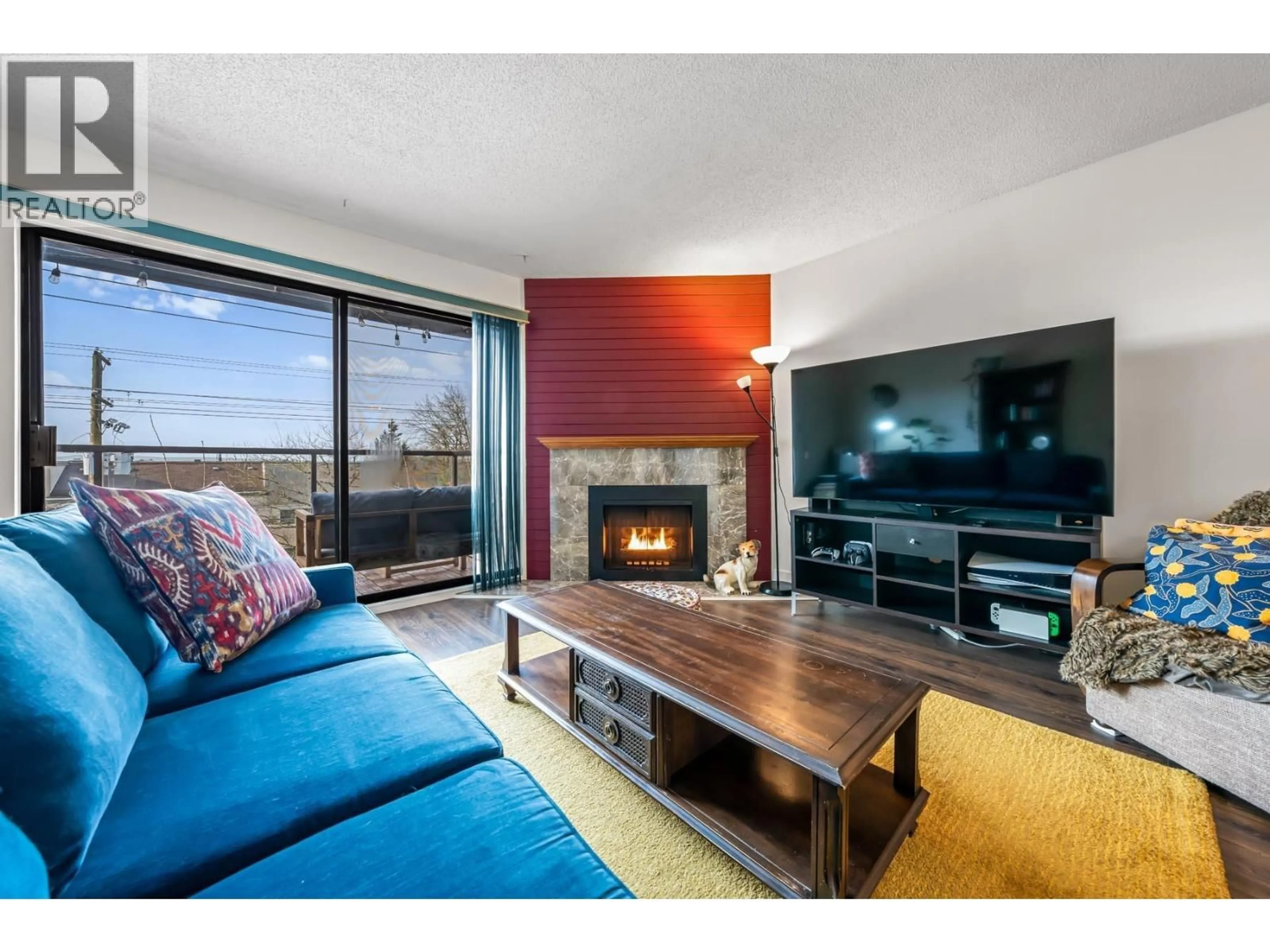 Living room with furniture, wood/laminate floor for 307 - 315 TENTH STREET, New Westminster British Columbia V3M3Y2