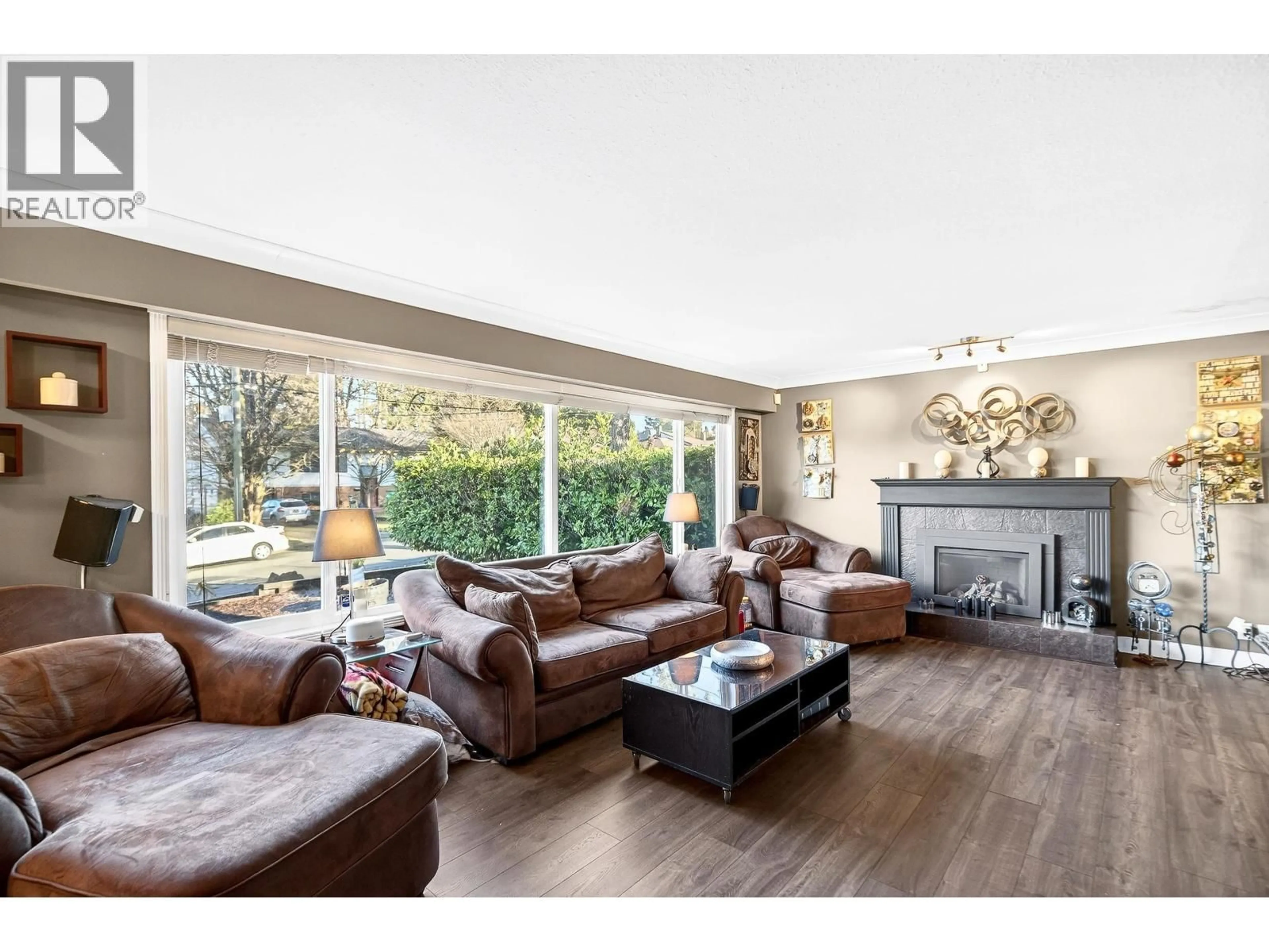 Living room with furniture, wood/laminate floor for 928 STANTON AVENUE, Coquitlam British Columbia V3J4V2