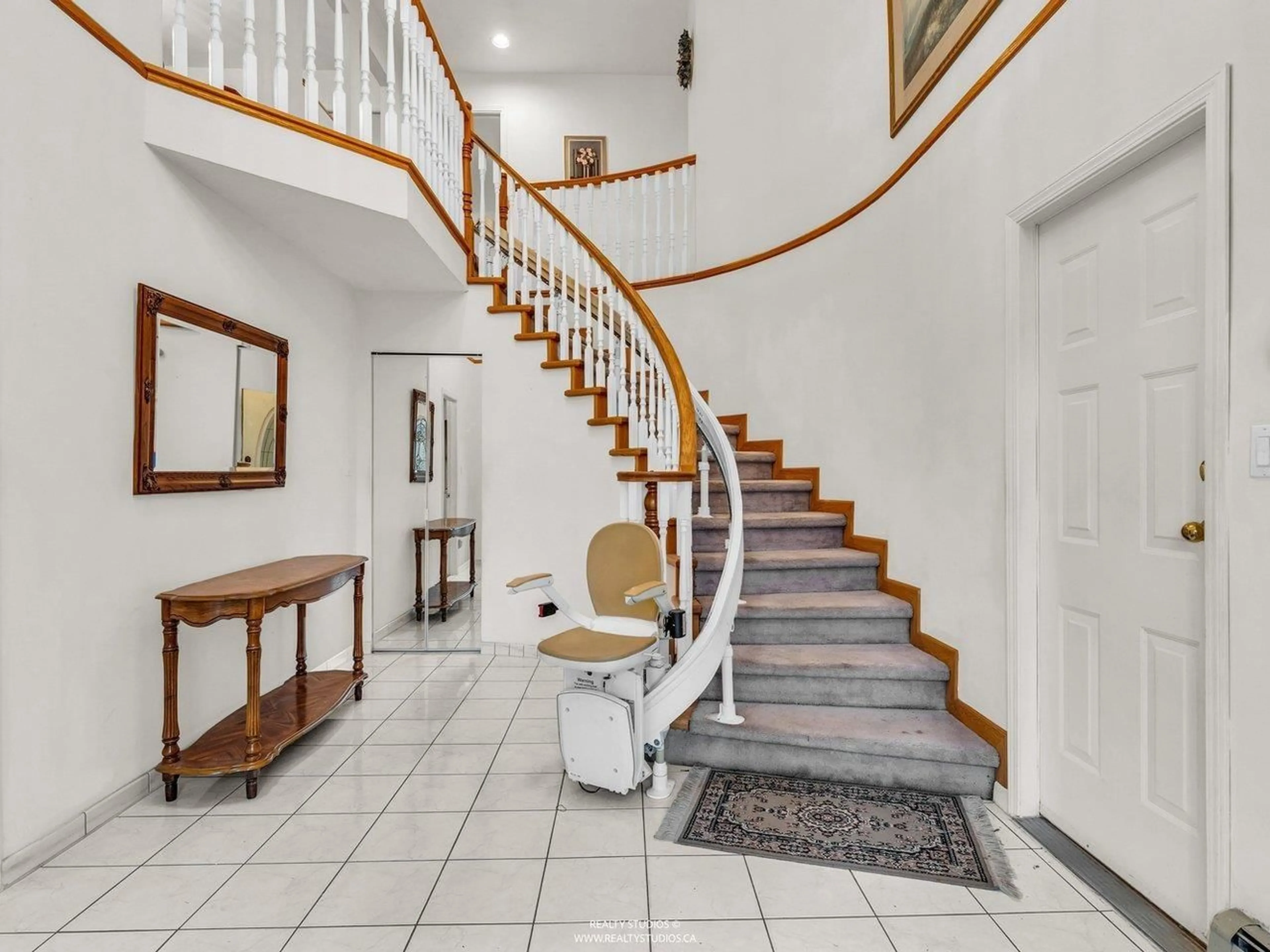 Indoor foyer for 11923 98A AVENUE, Surrey British Columbia V3V7W7