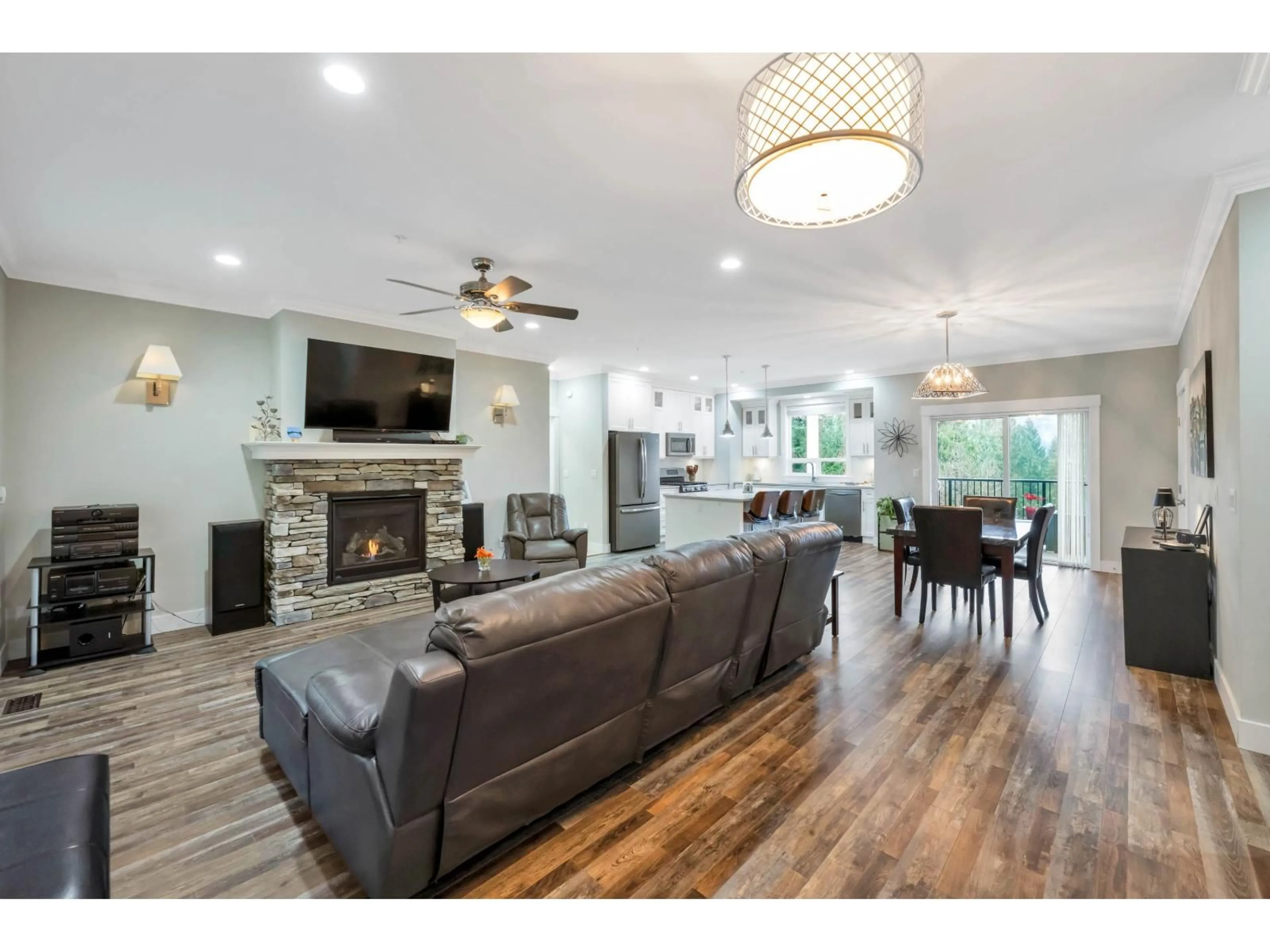 Living room with furniture, wood/laminate floor for 31221 SILVERHILL AVENUE, Mission British Columbia V4S1G8