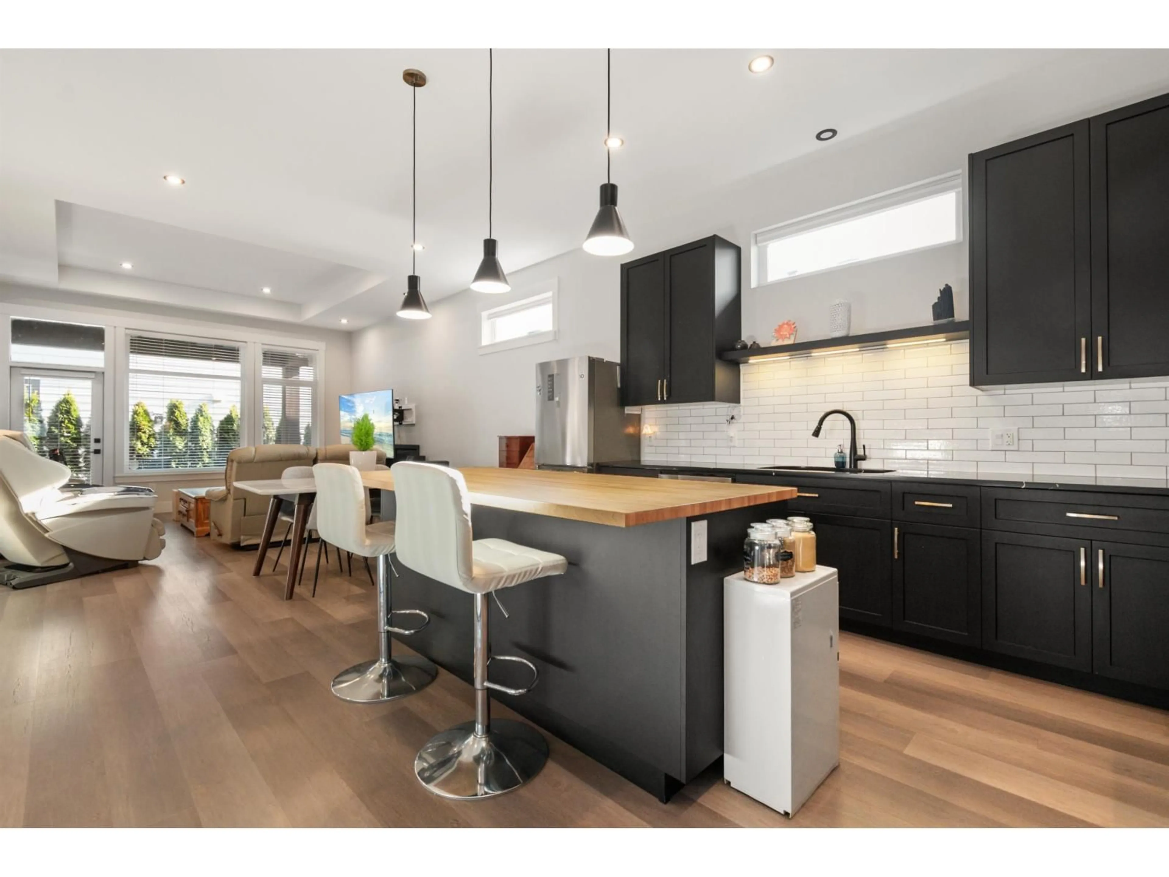 Open concept kitchen, wood/laminate floor for 15 - 45875 SOUTH SUMAS ROAD, Chilliwack British Columbia V2R6E8