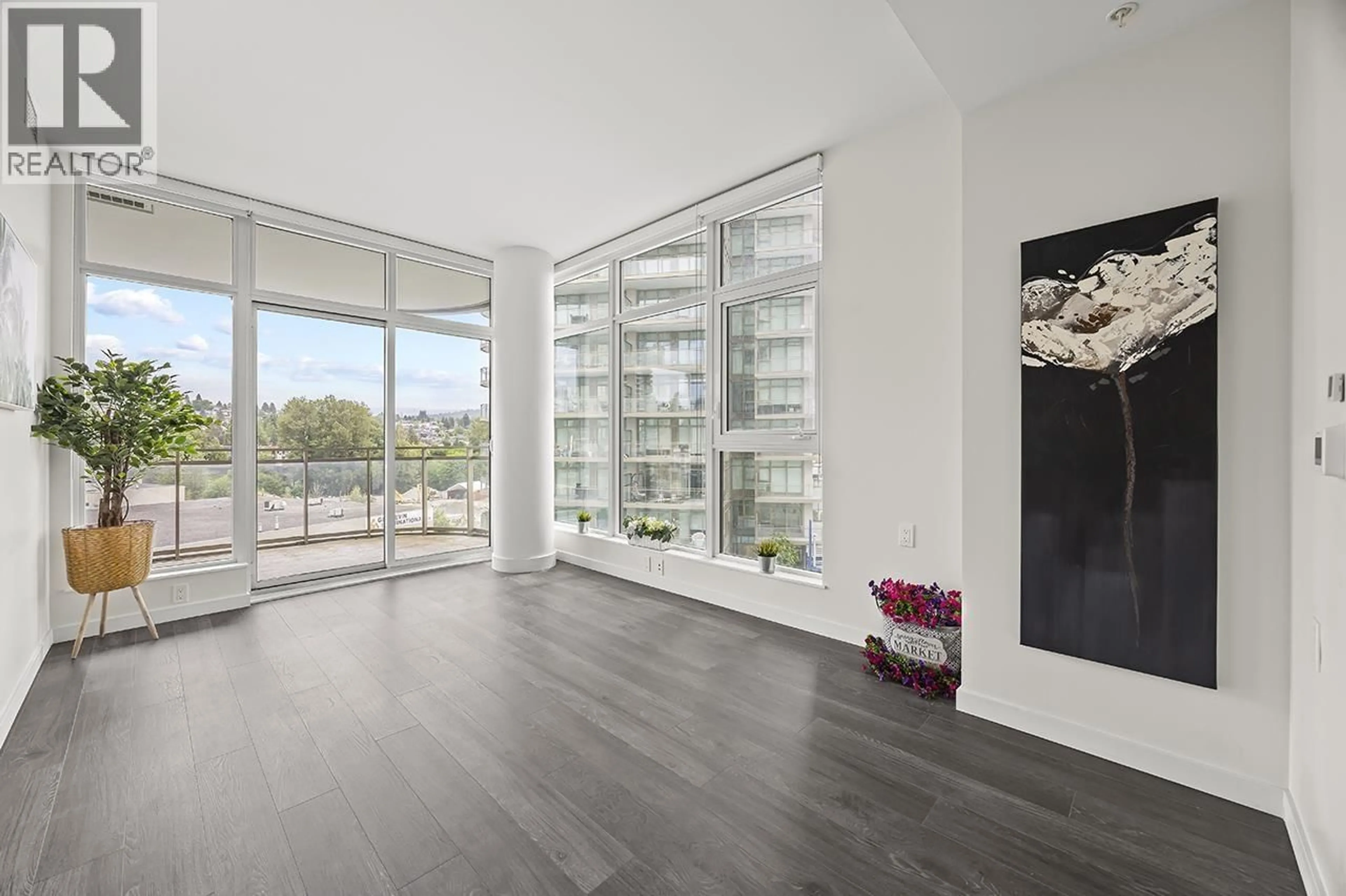 Indoor foyer for 703 - 5311 GORING STREET, Burnaby British Columbia V5B0B5