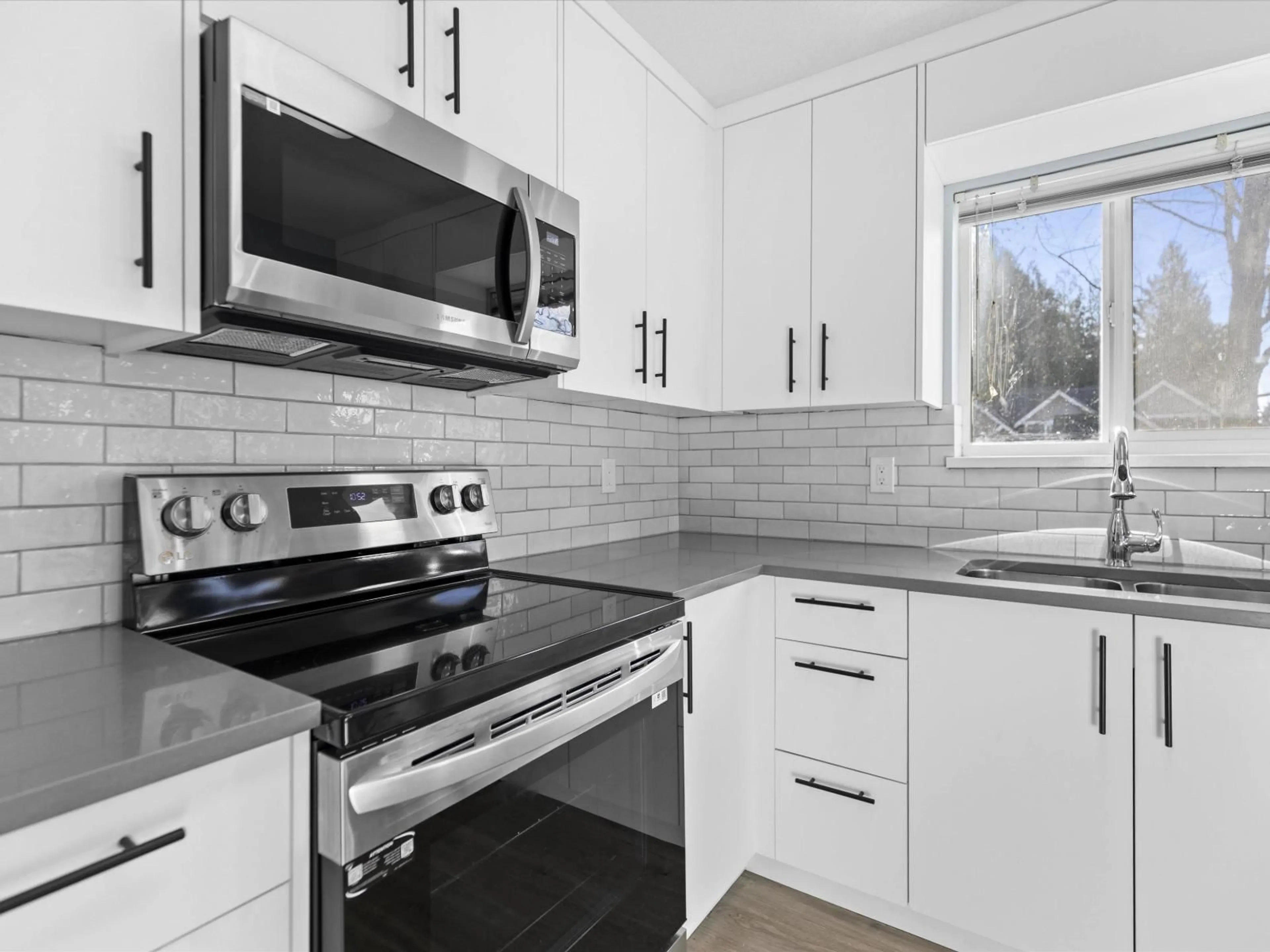 Standard kitchen, ceramic/tile floor for 214 - 31771 PEARDONVILLE ROAD, Abbotsford British Columbia V2T5S7