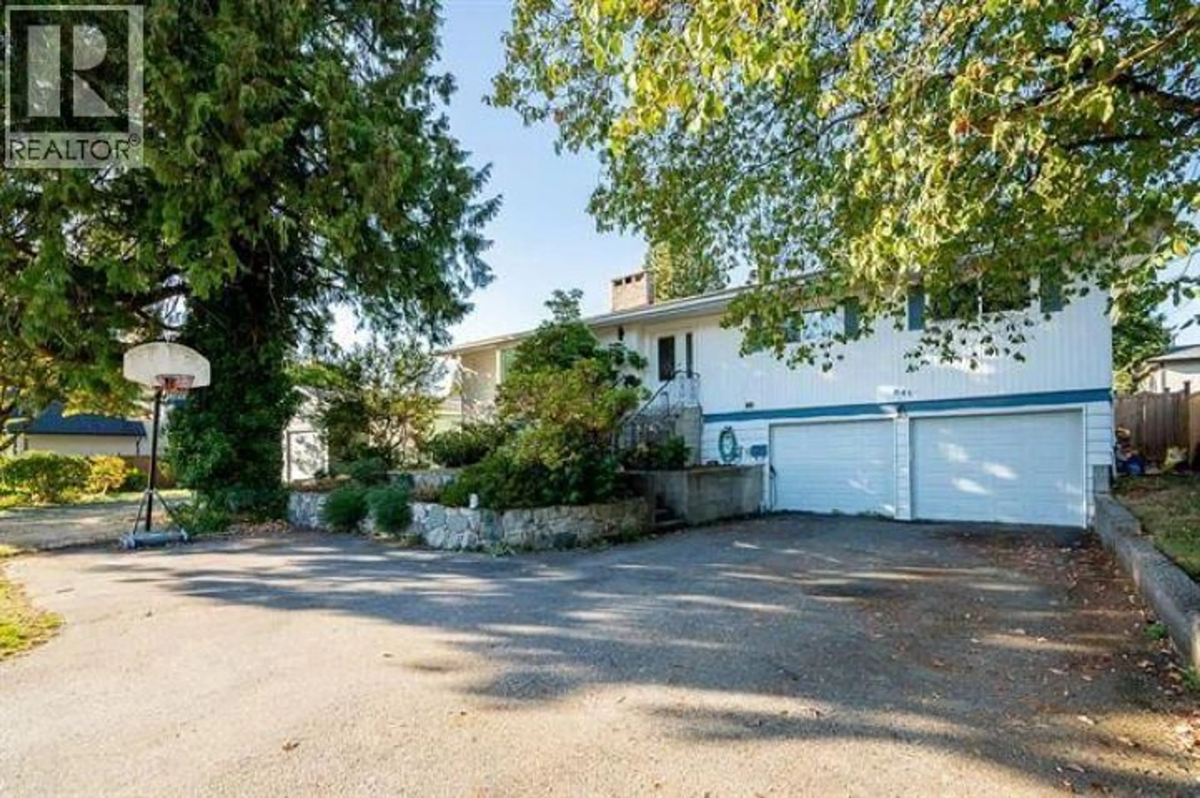 A pic from outside/outdoor area/front of a property/back of a property/a pic from drone, street for 845 SMITH AVENUE, Coquitlam British Columbia V3J2X4