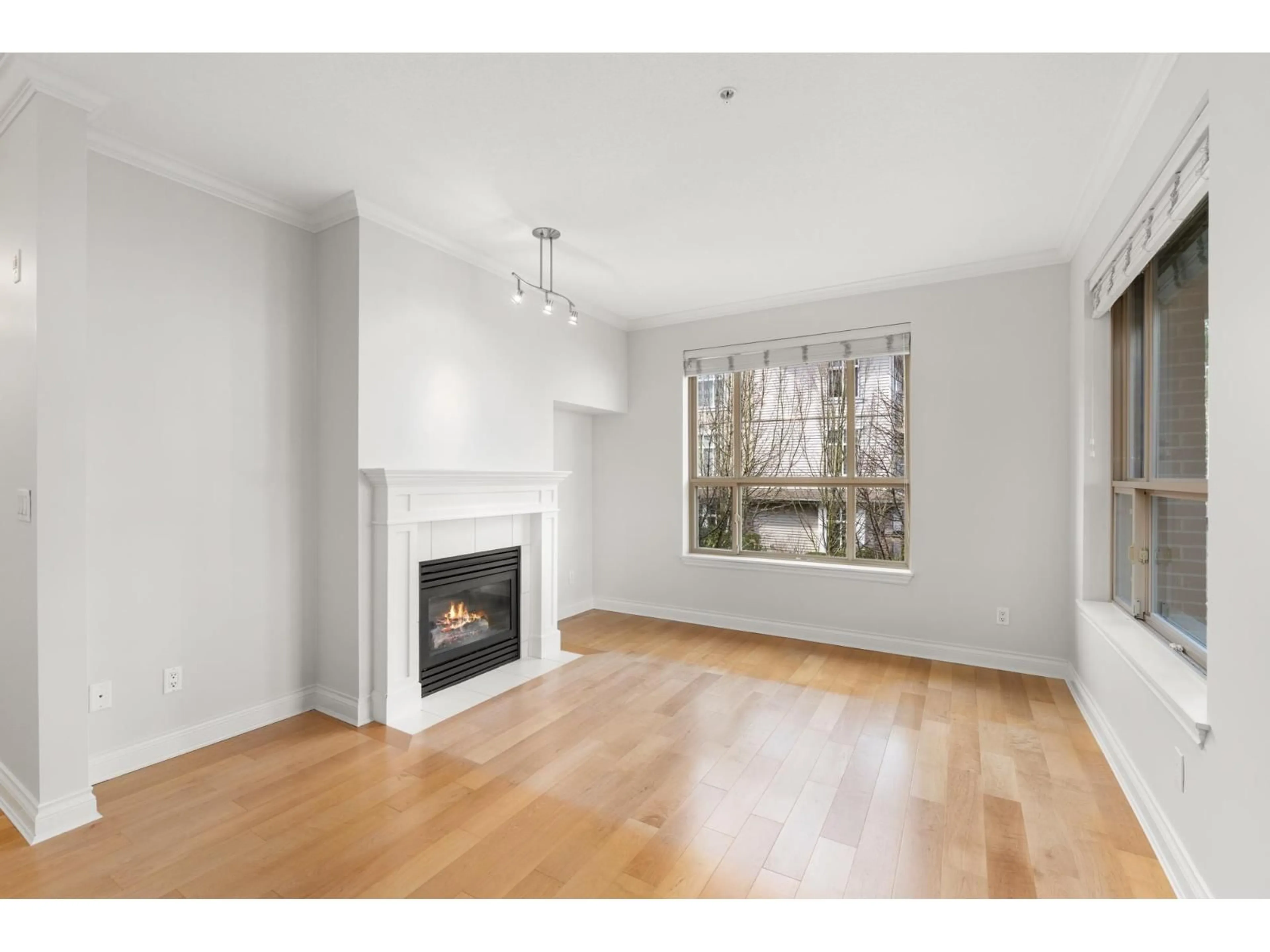 A pic of a room for 204 - 15357 17A AVENUE, Surrey British Columbia V4A1V4