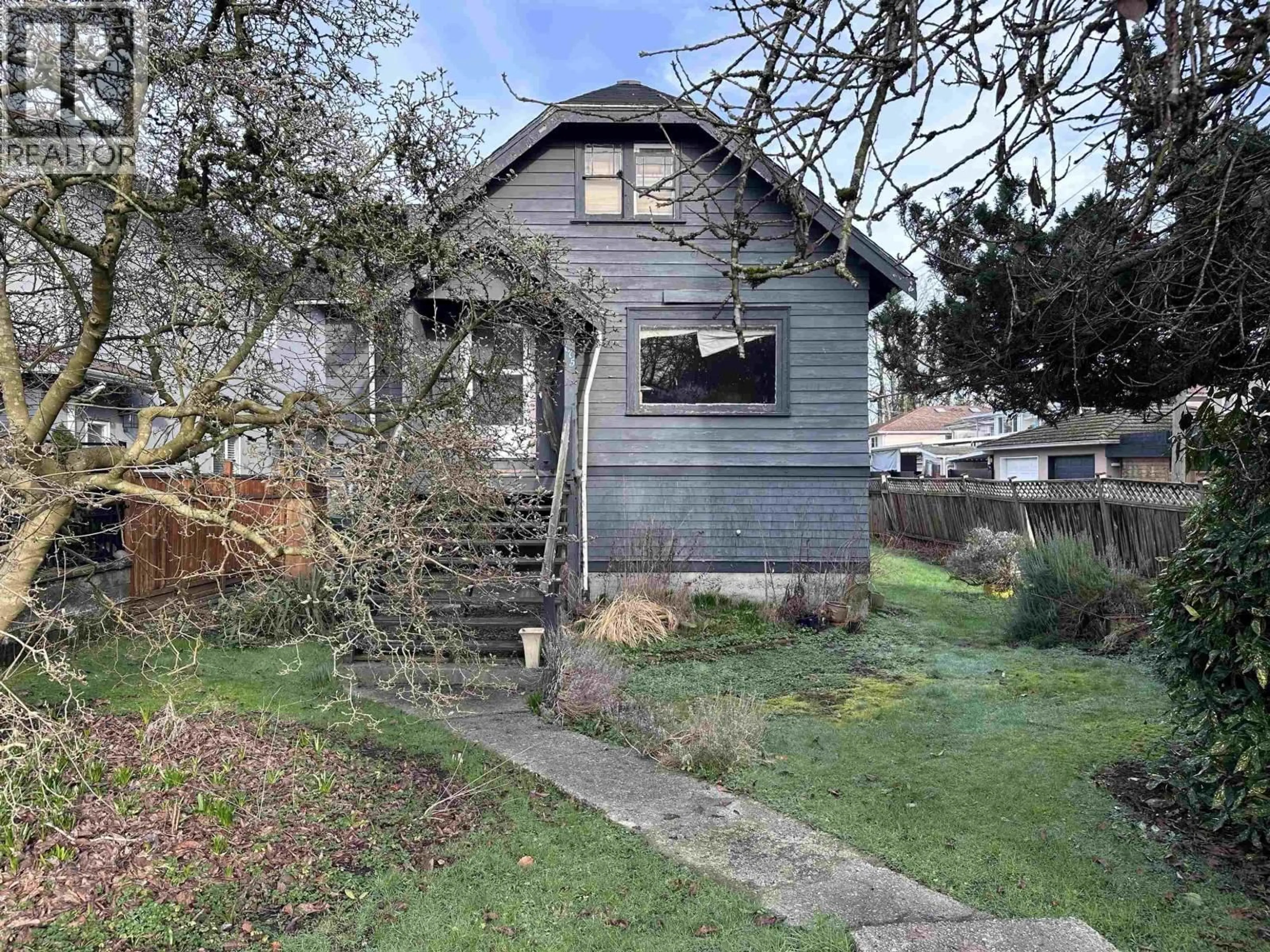 A pic from outside/outdoor area/front of a property/back of a property/a pic from drone, street for 175 39TH AVENUE, Vancouver British Columbia V5W1J9