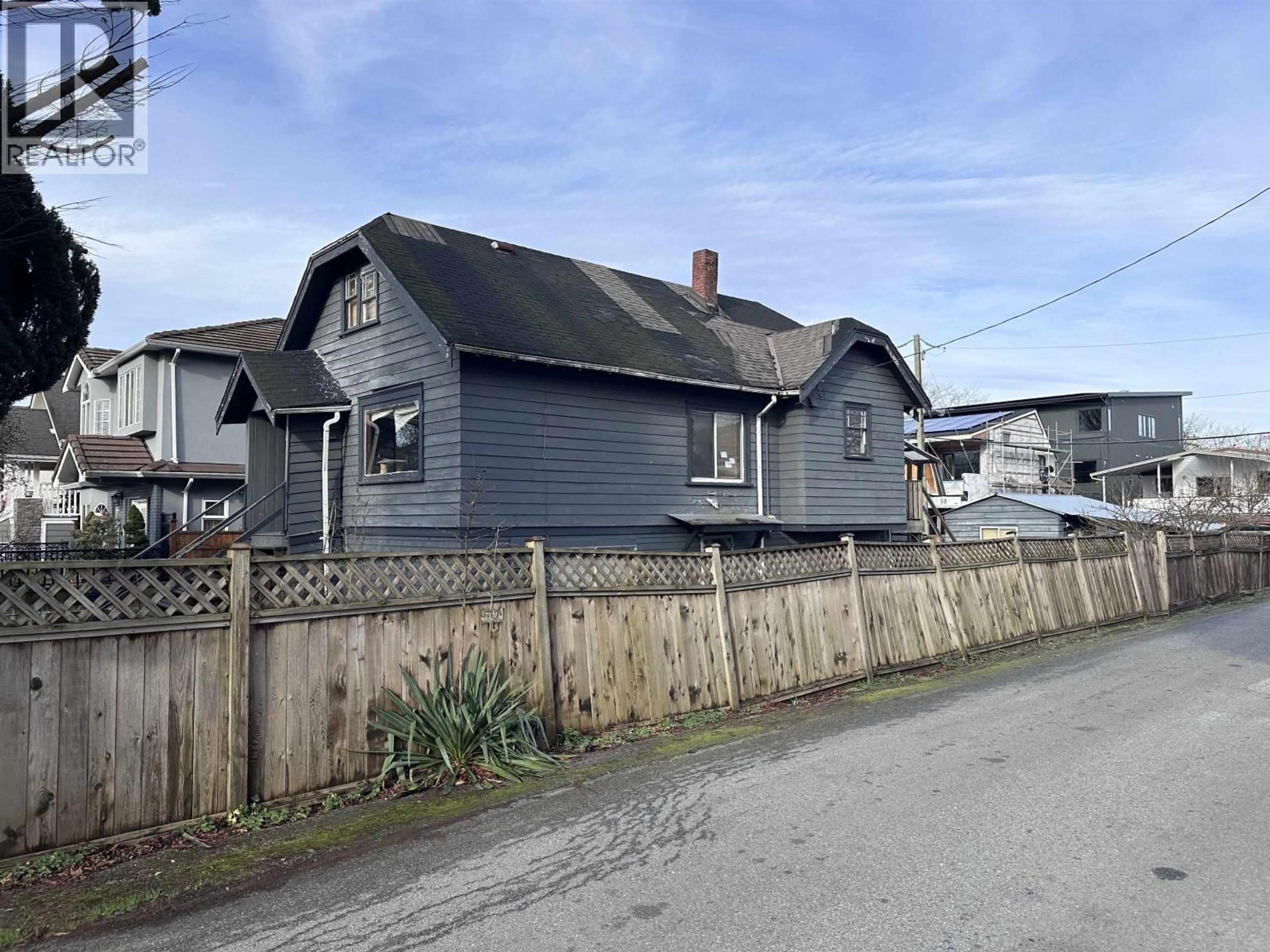 A pic from outside/outdoor area/front of a property/back of a property/a pic from drone, street for 175 39TH AVENUE, Vancouver British Columbia V5W1J9