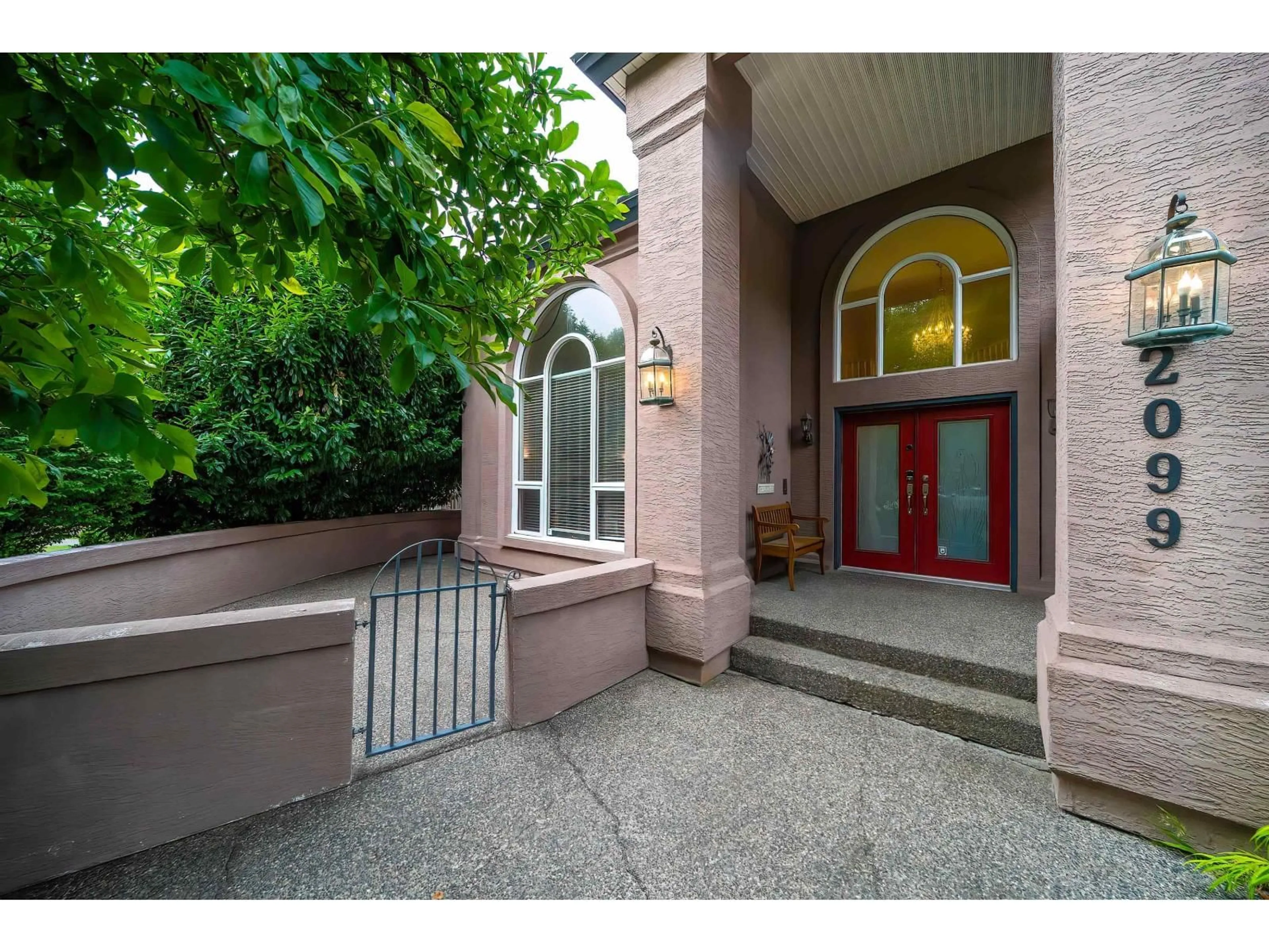 Indoor foyer for 2099 132A STREET, Surrey British Columbia V4A9K2