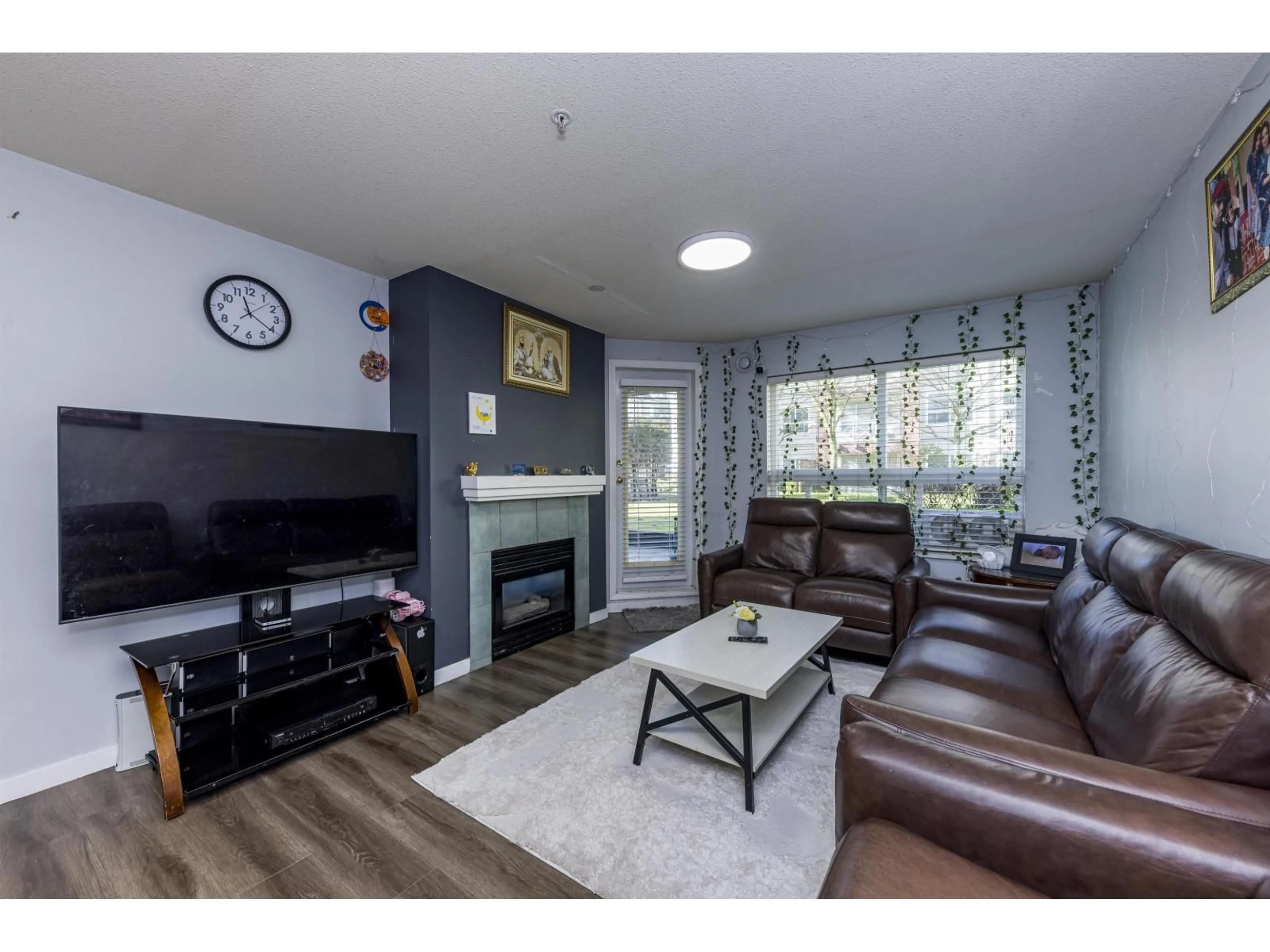 Living room with furniture, wood/laminate floor for 118 - 8068 120A STREET, Surrey British Columbia V3W3P3