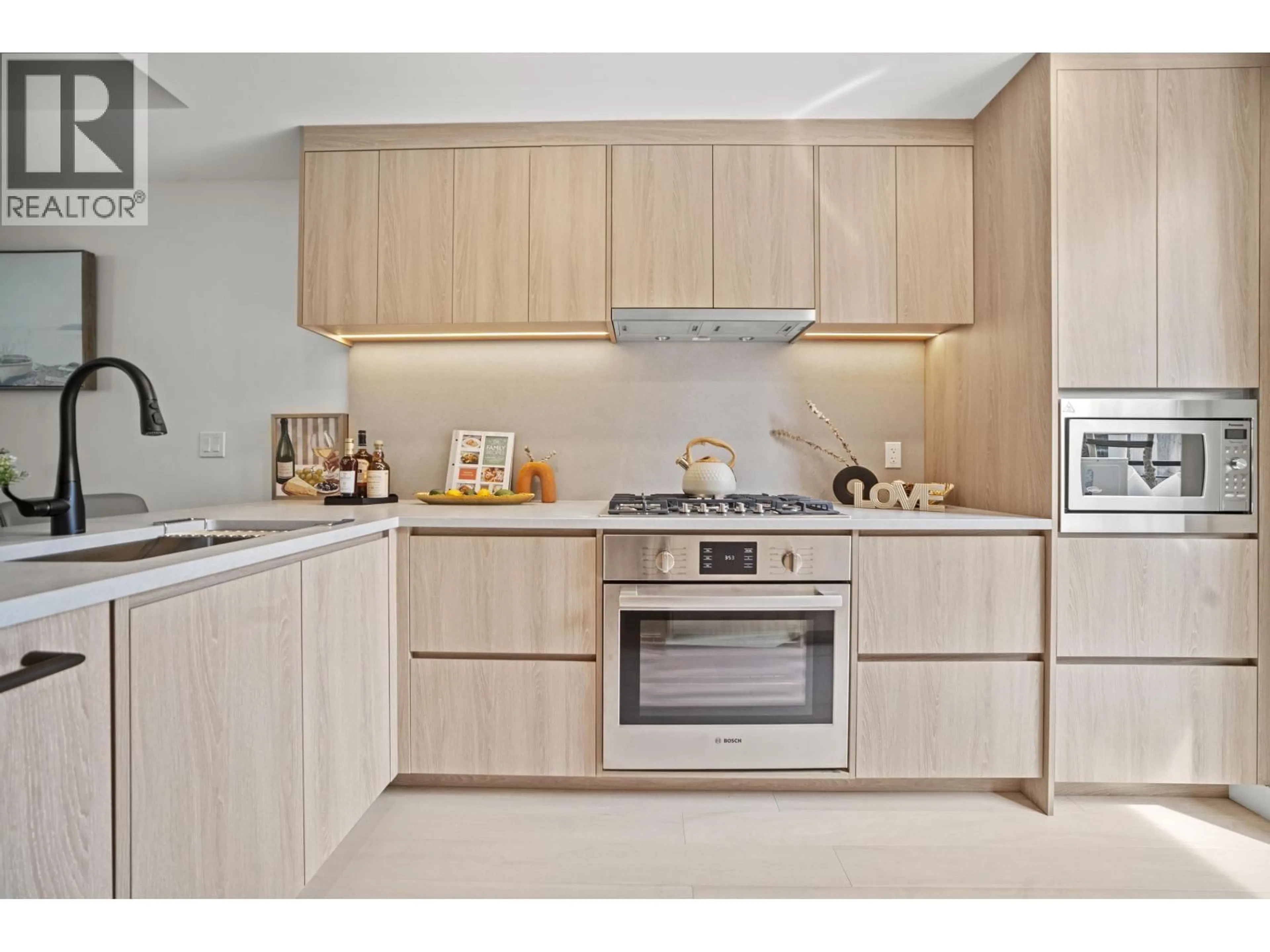 Standard kitchen, unknown for 6352 OAK STREET, Vancouver British Columbia V6M2W4