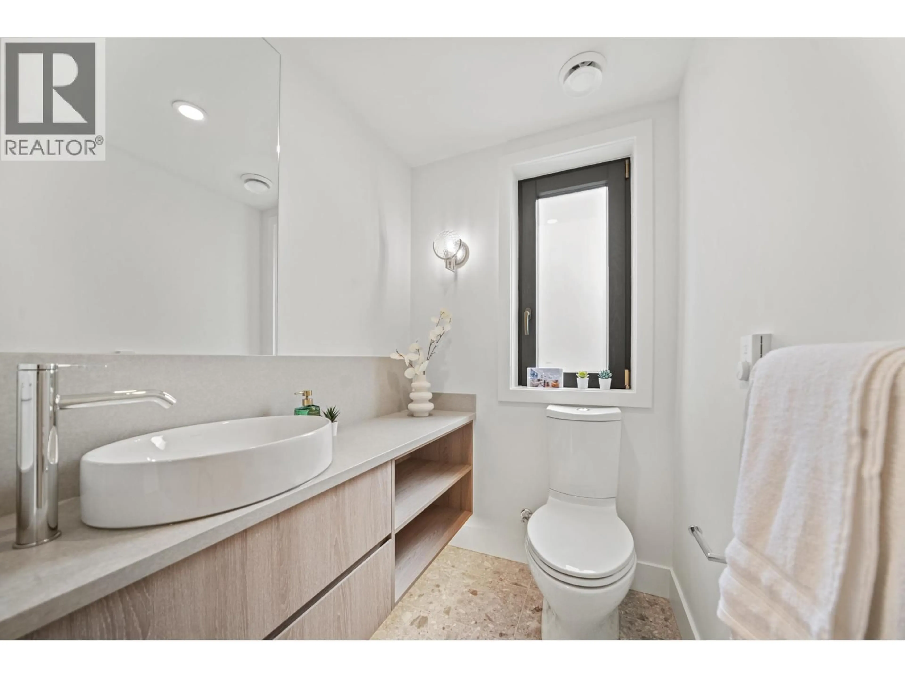 Standard bathroom, ceramic/tile floor for 6352 OAK STREET, Vancouver British Columbia V6M2W4