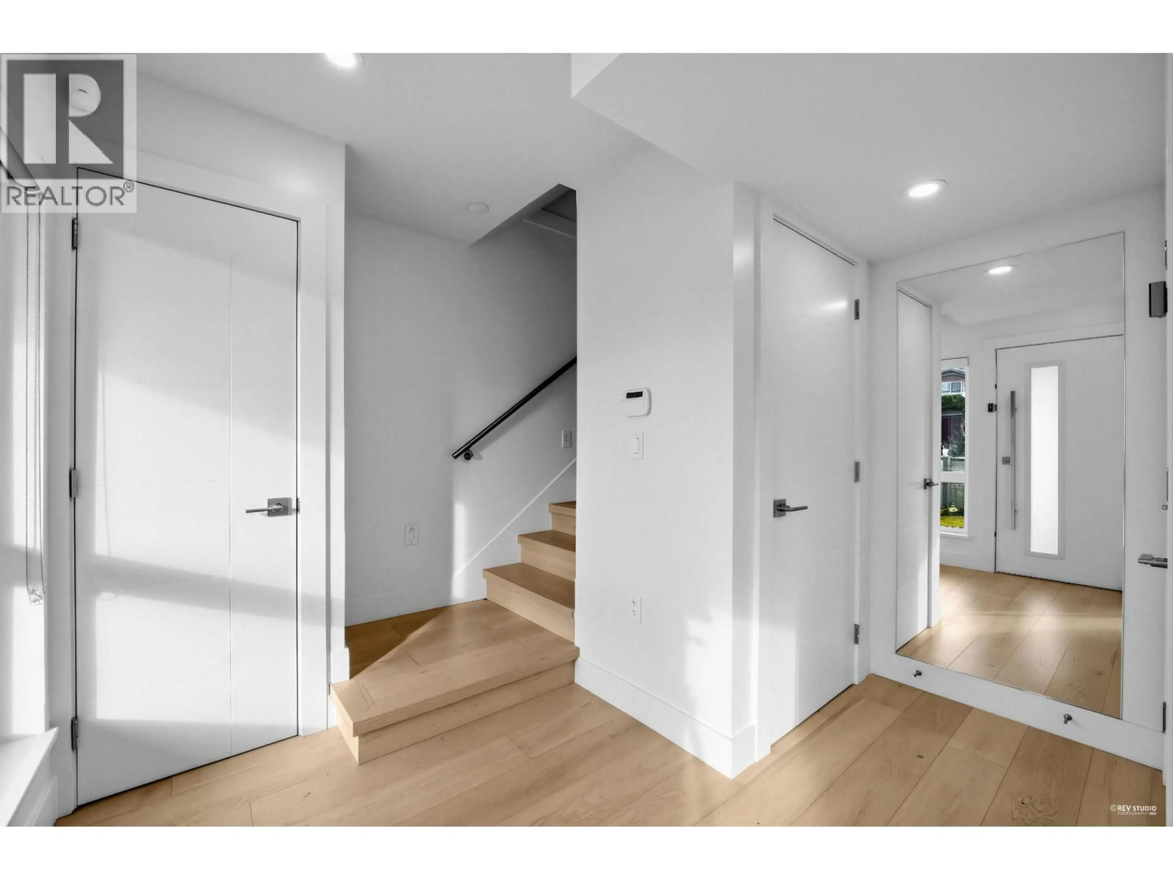 Indoor entryway for 5605 RUMBLE STREET, Burnaby British Columbia V5J2C3