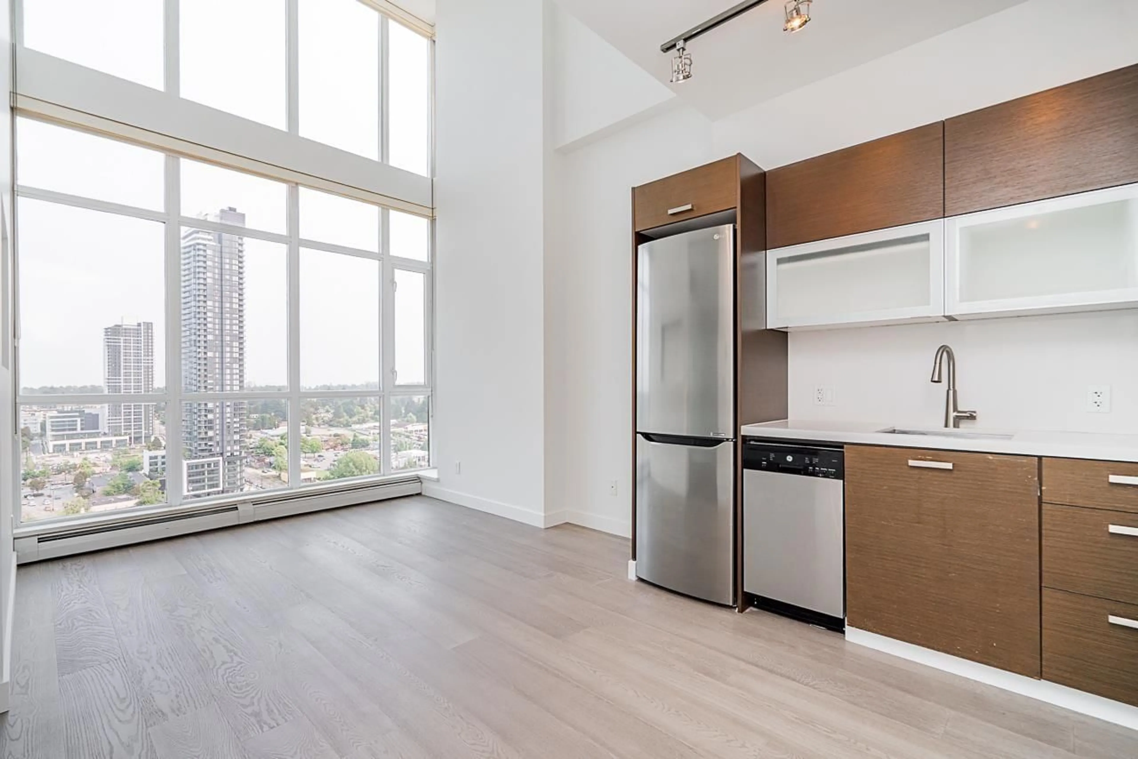 Standard kitchen, unknown for 2501 - 10777 UNIVERSITY DRIVE, Surrey British Columbia V3T0E6