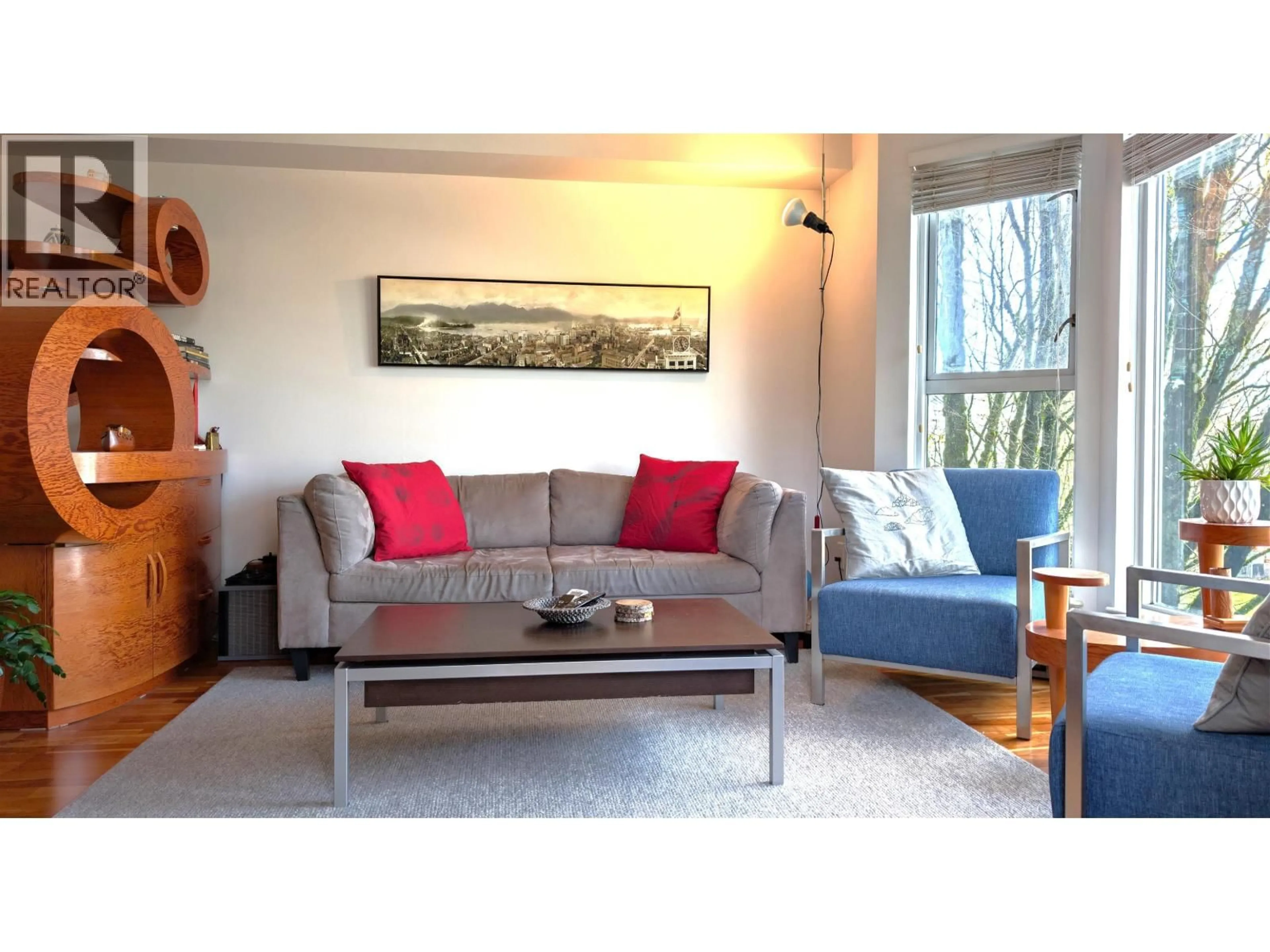 Living room with furniture, wood/laminate floor for 308 - 228 18TH AVENUE, Vancouver British Columbia V5V1E6