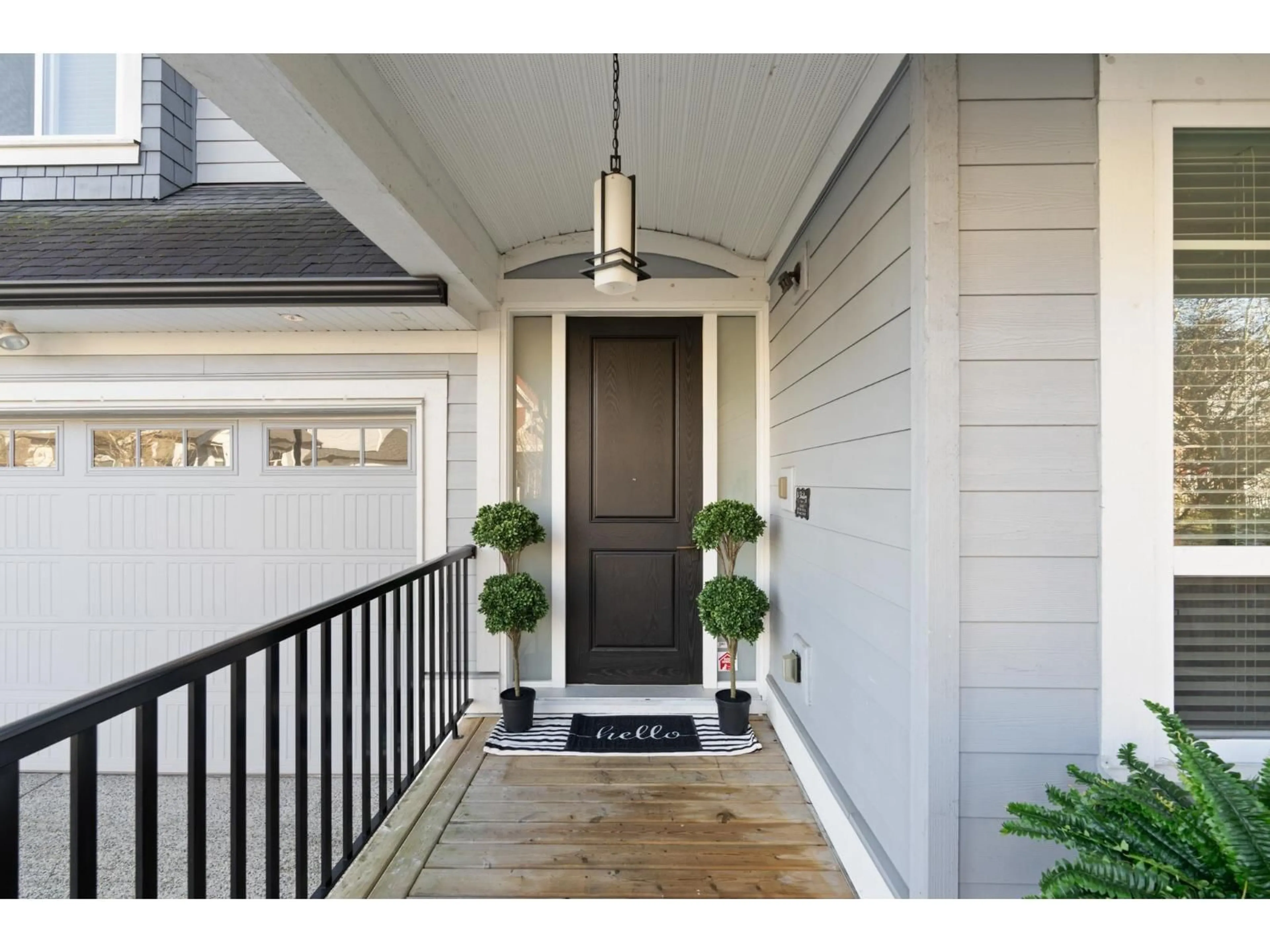 Indoor entryway for 17366 0B AVENUE, Surrey British Columbia V3Z8L2