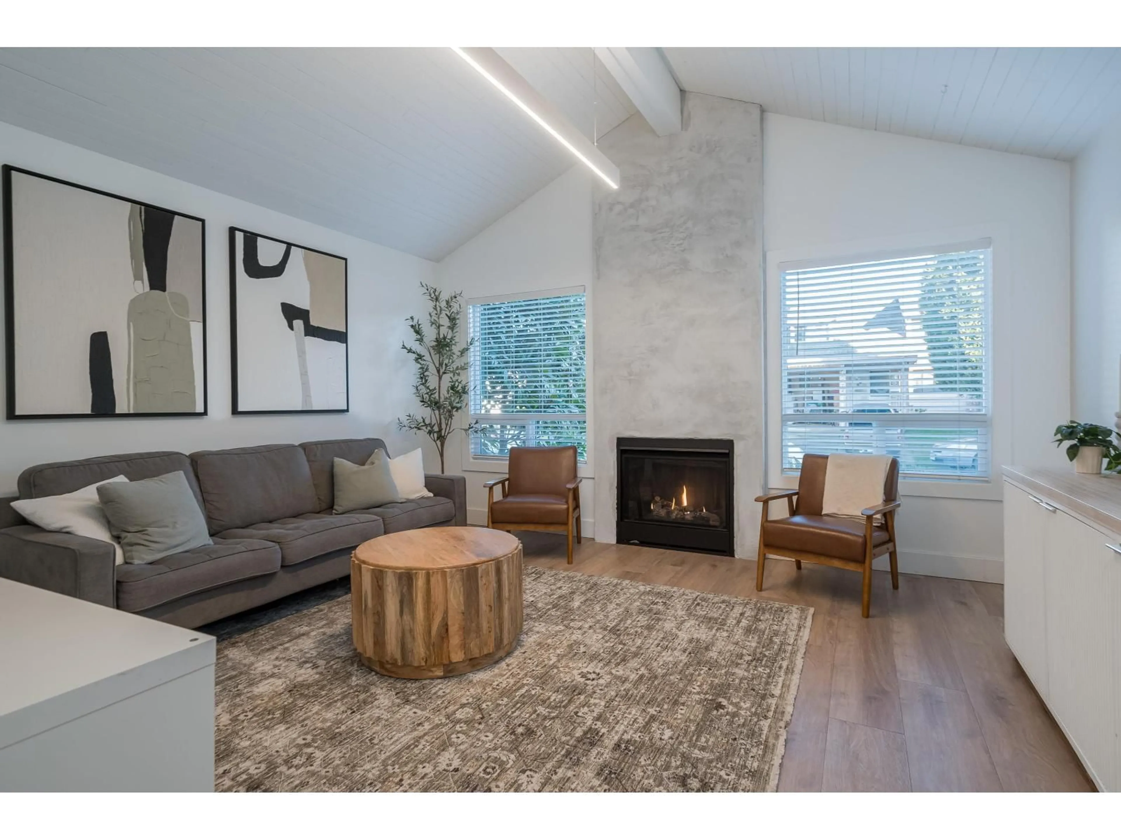 Living room with furniture, wood/laminate floor for 2773 SILVERTREE COURT, Abbotsford British Columbia V2S5N6