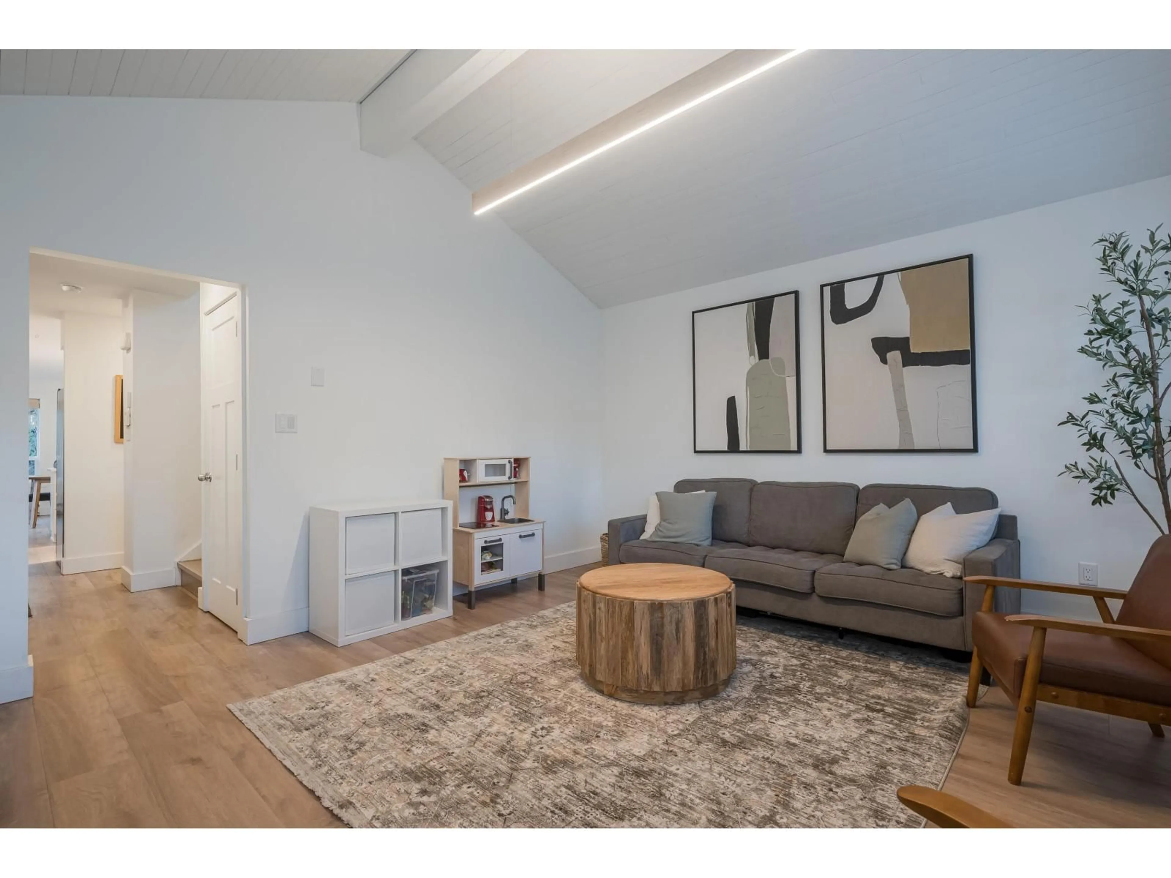 Living room with furniture, wood/laminate floor for 2773 SILVERTREE COURT, Abbotsford British Columbia V2S5N6