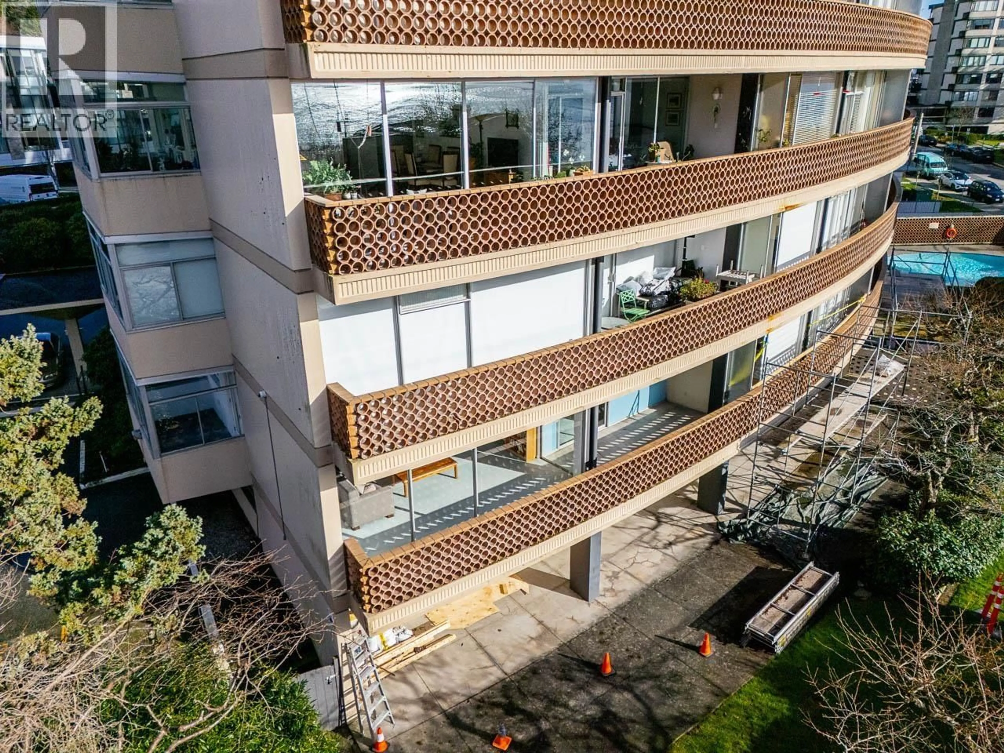 Indoor foyer for 105 - 2135 ARGYLE AVENUE, West Vancouver British Columbia V7V1A5