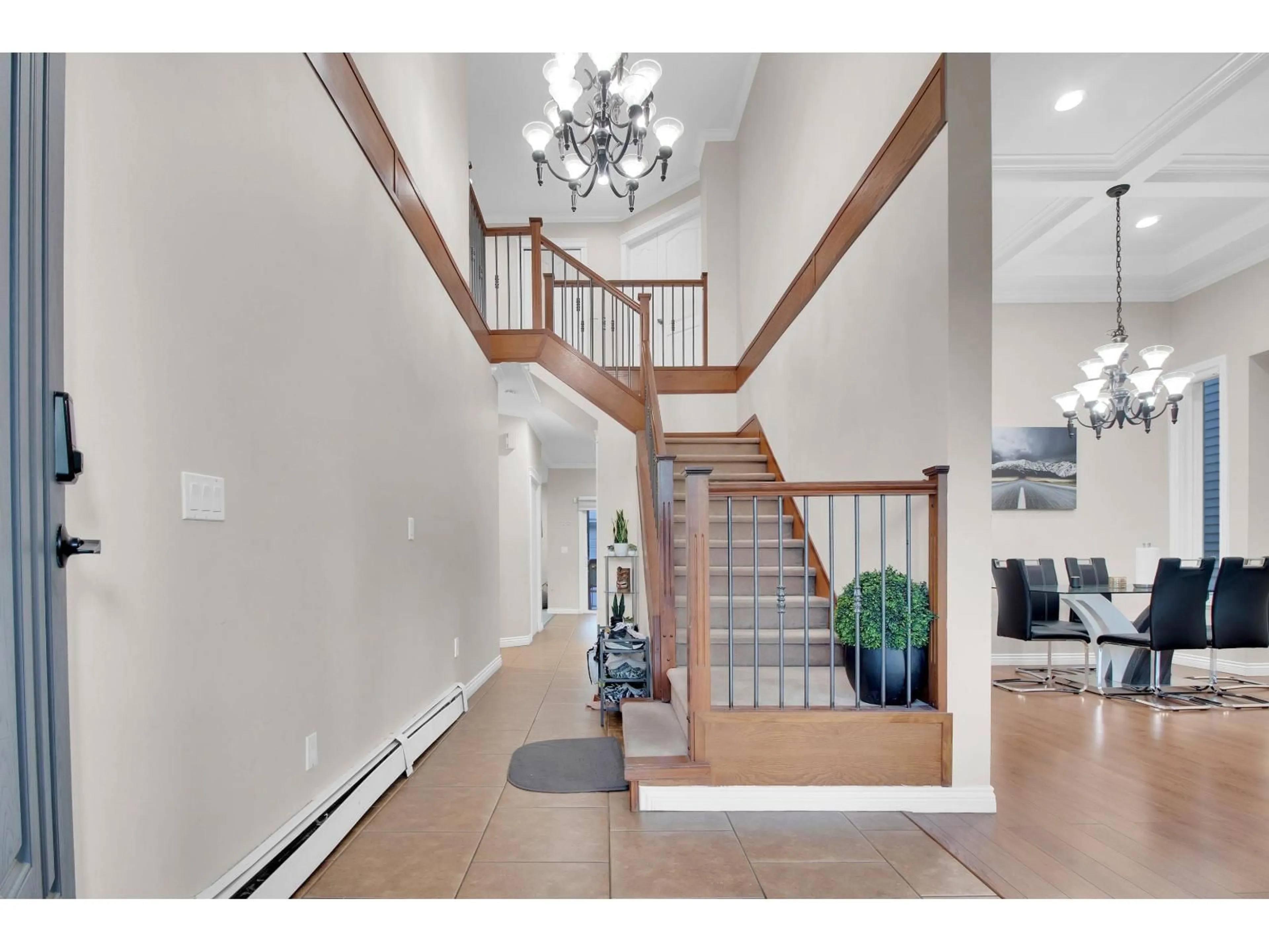 Indoor foyer for 7690 146A STREET, Surrey British Columbia V3S2T3