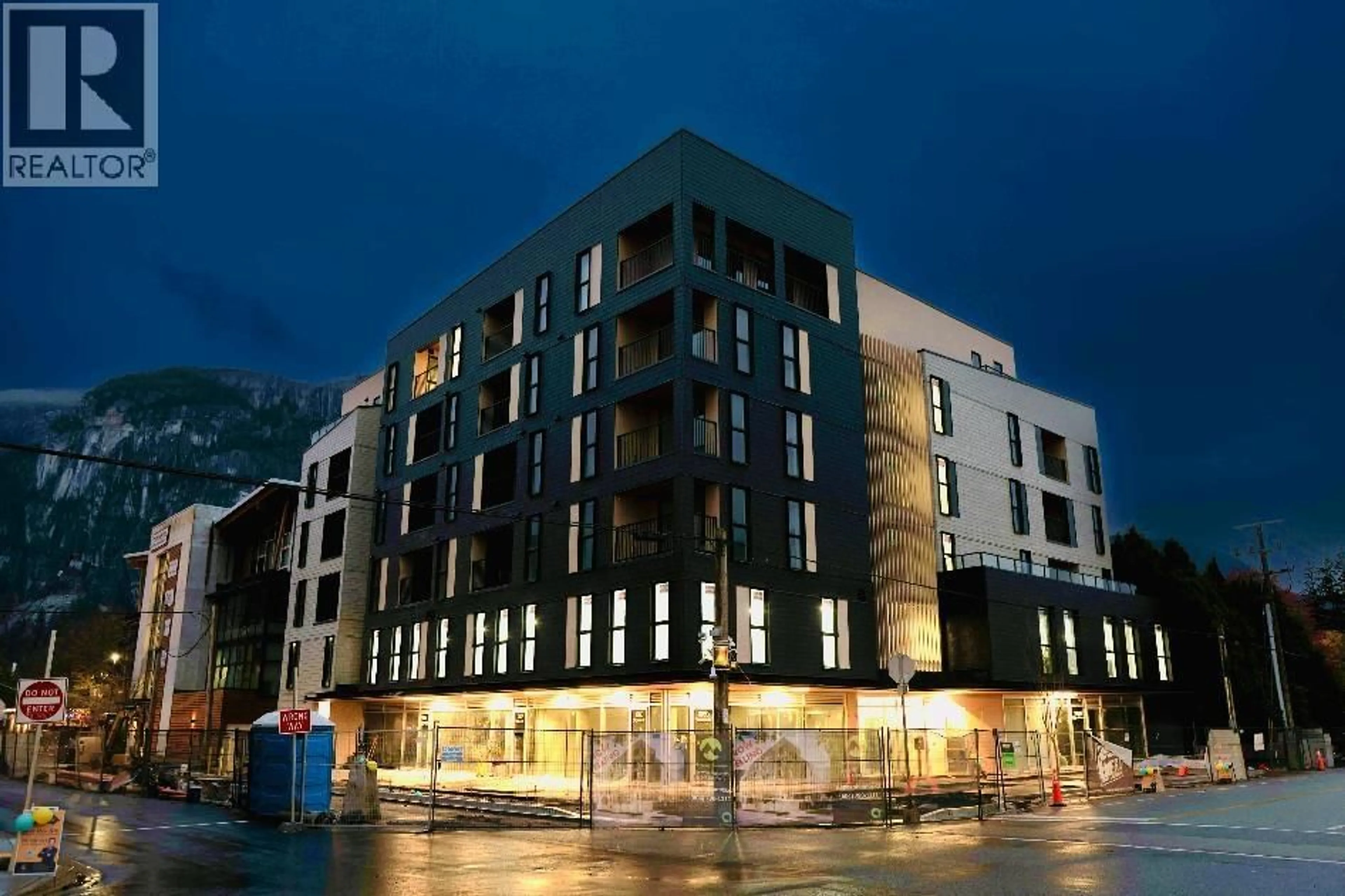 Patio, building for 406 - 37994 SECOND AVENUE, Squamish British Columbia V8B0C3