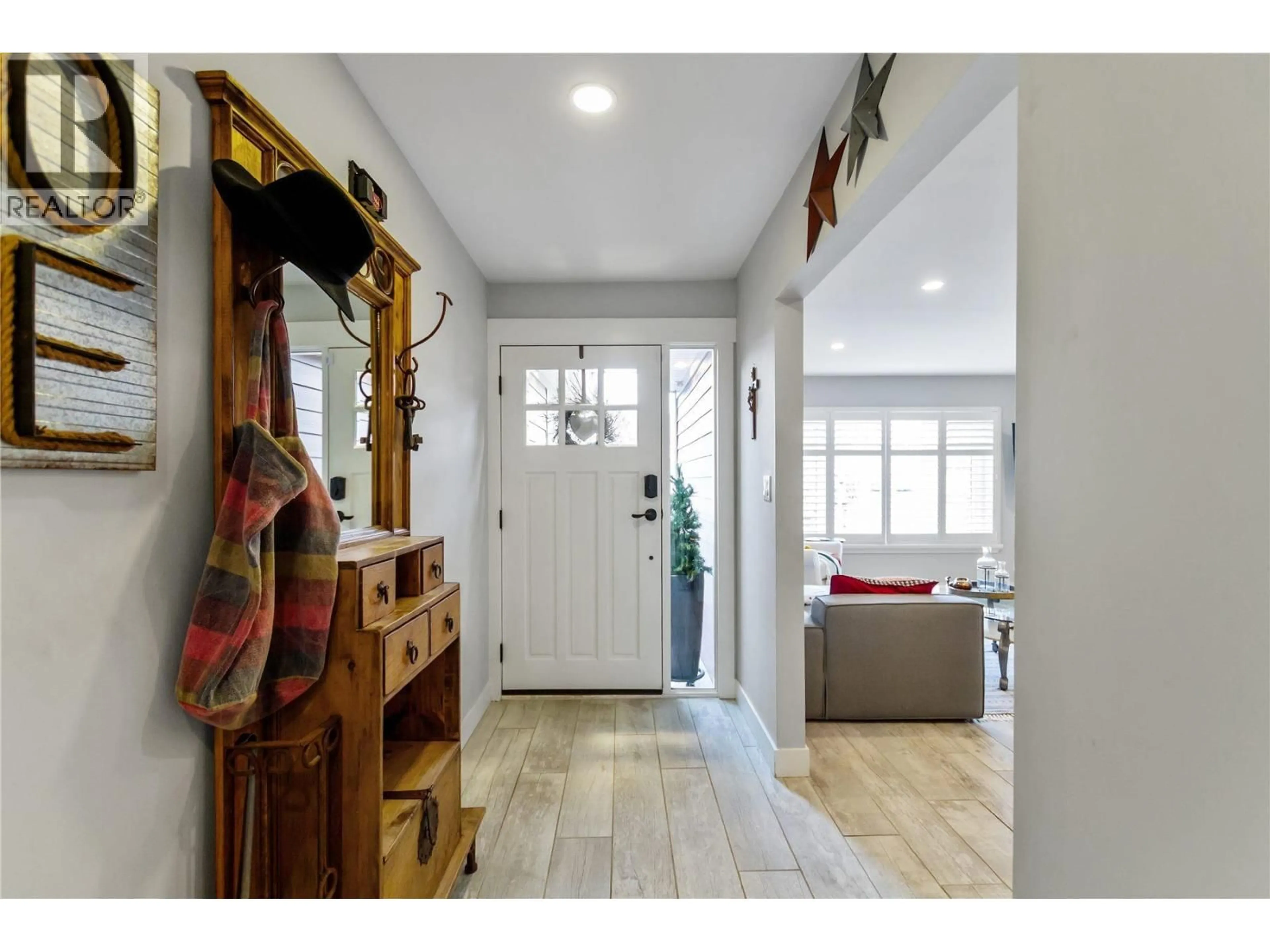 Indoor entryway for 4668 55A STREET, Delta British Columbia V4K4H2