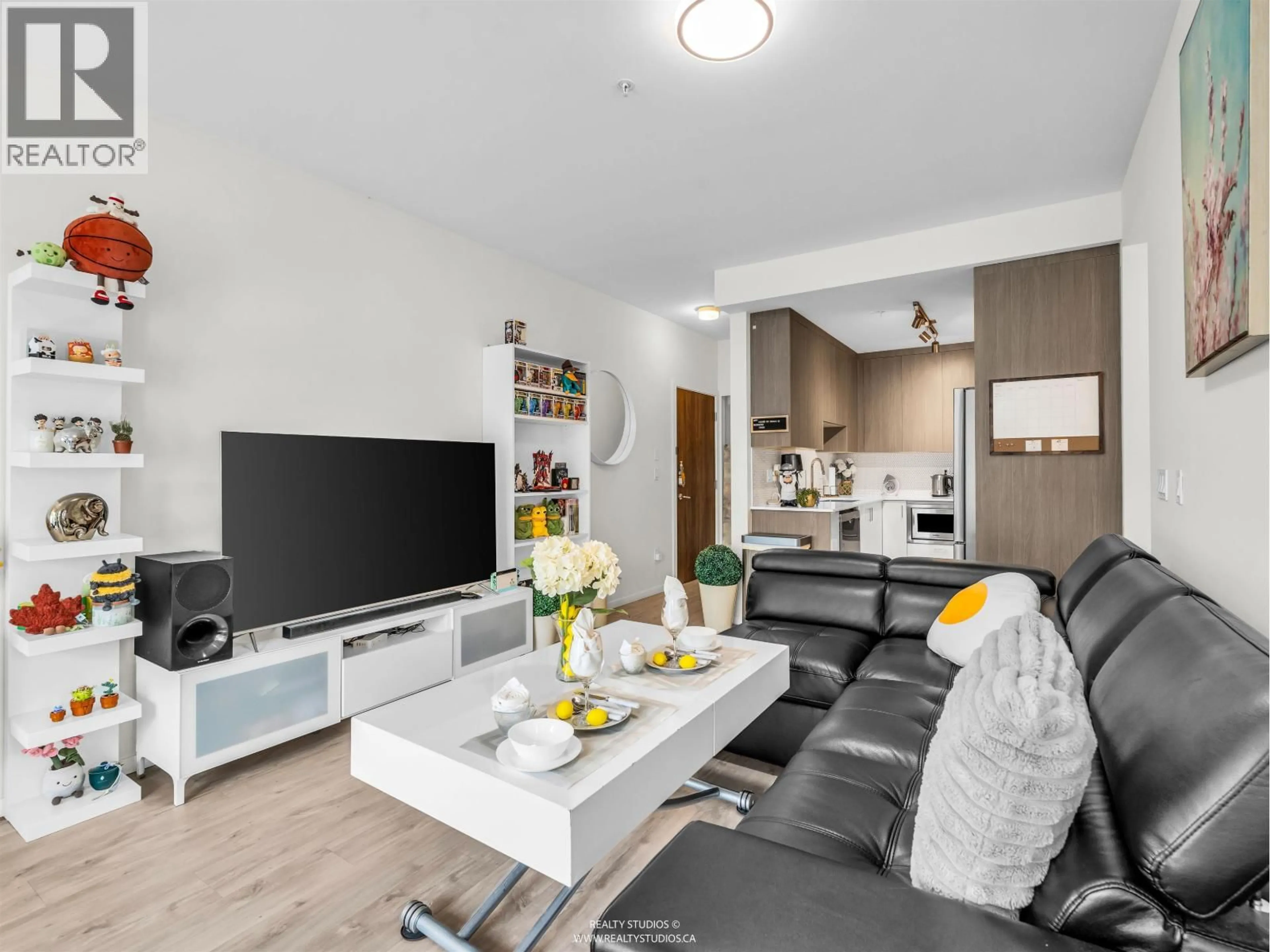 Living room with furniture, unknown for 226 - 6283 KINGSWAY AVENUE, Burnaby British Columbia V5J0H3