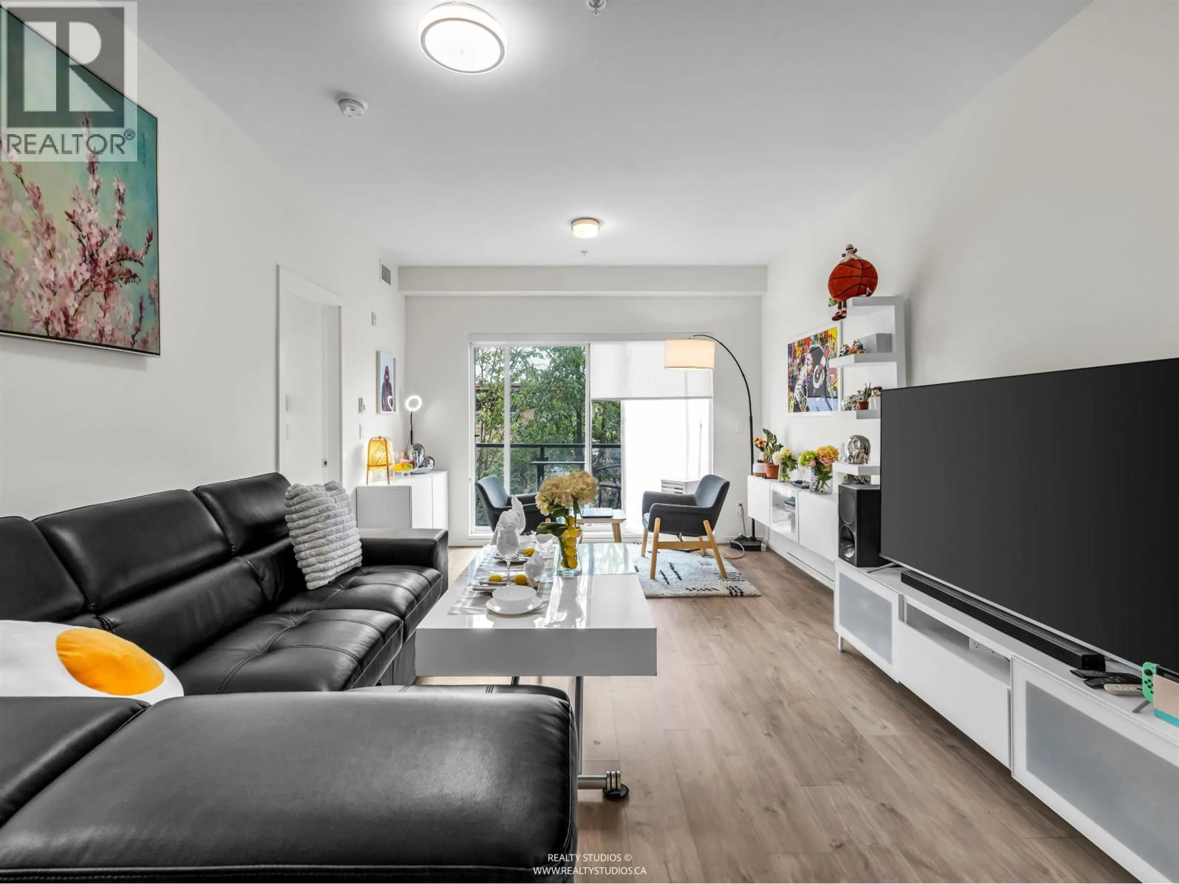 Living room with furniture, unknown for 226 - 6283 KINGSWAY AVENUE, Burnaby British Columbia V5J0H3