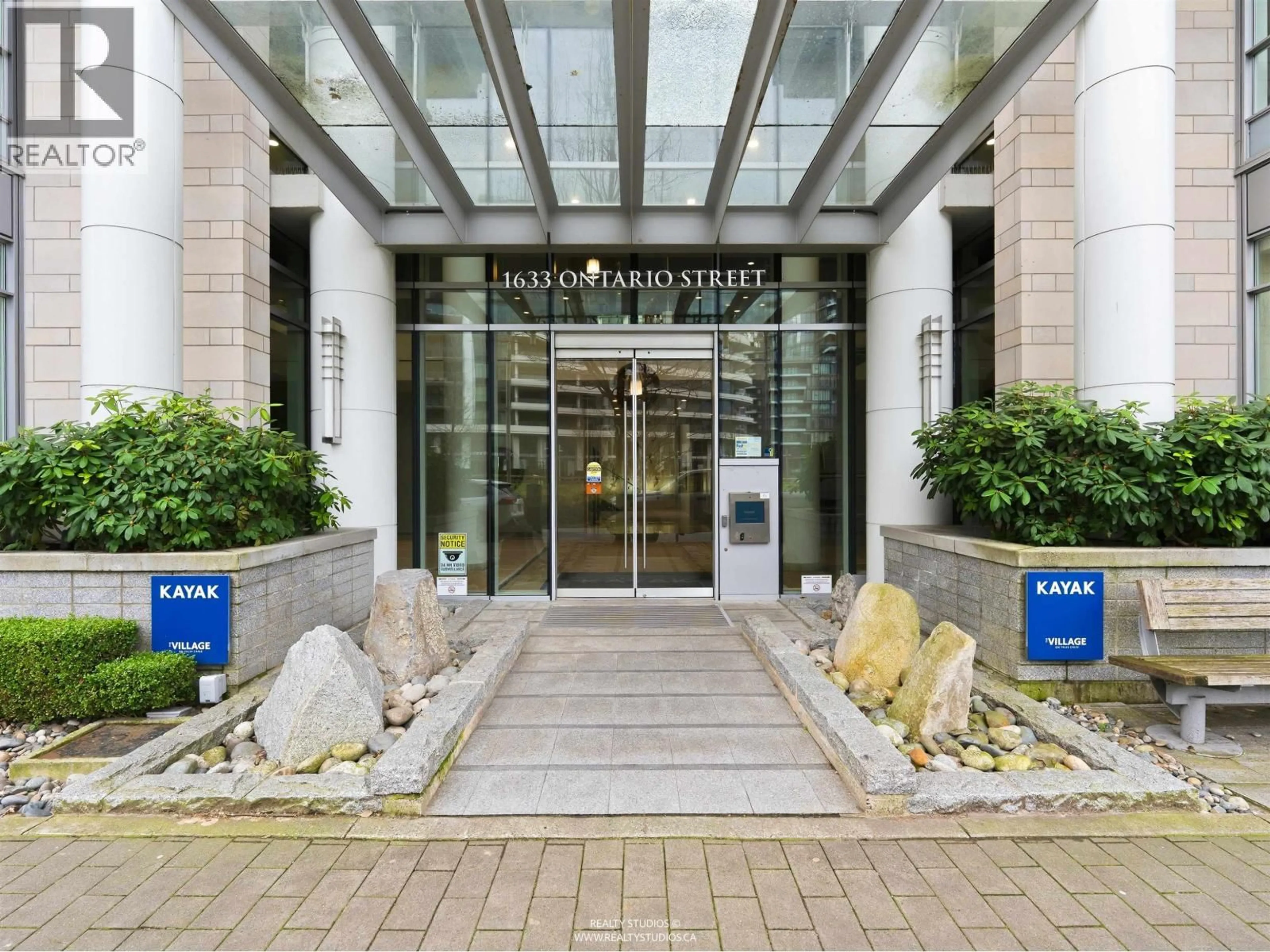 Indoor foyer for 509 - 1633 ONTARIO STREET, Vancouver British Columbia V5Y0C2