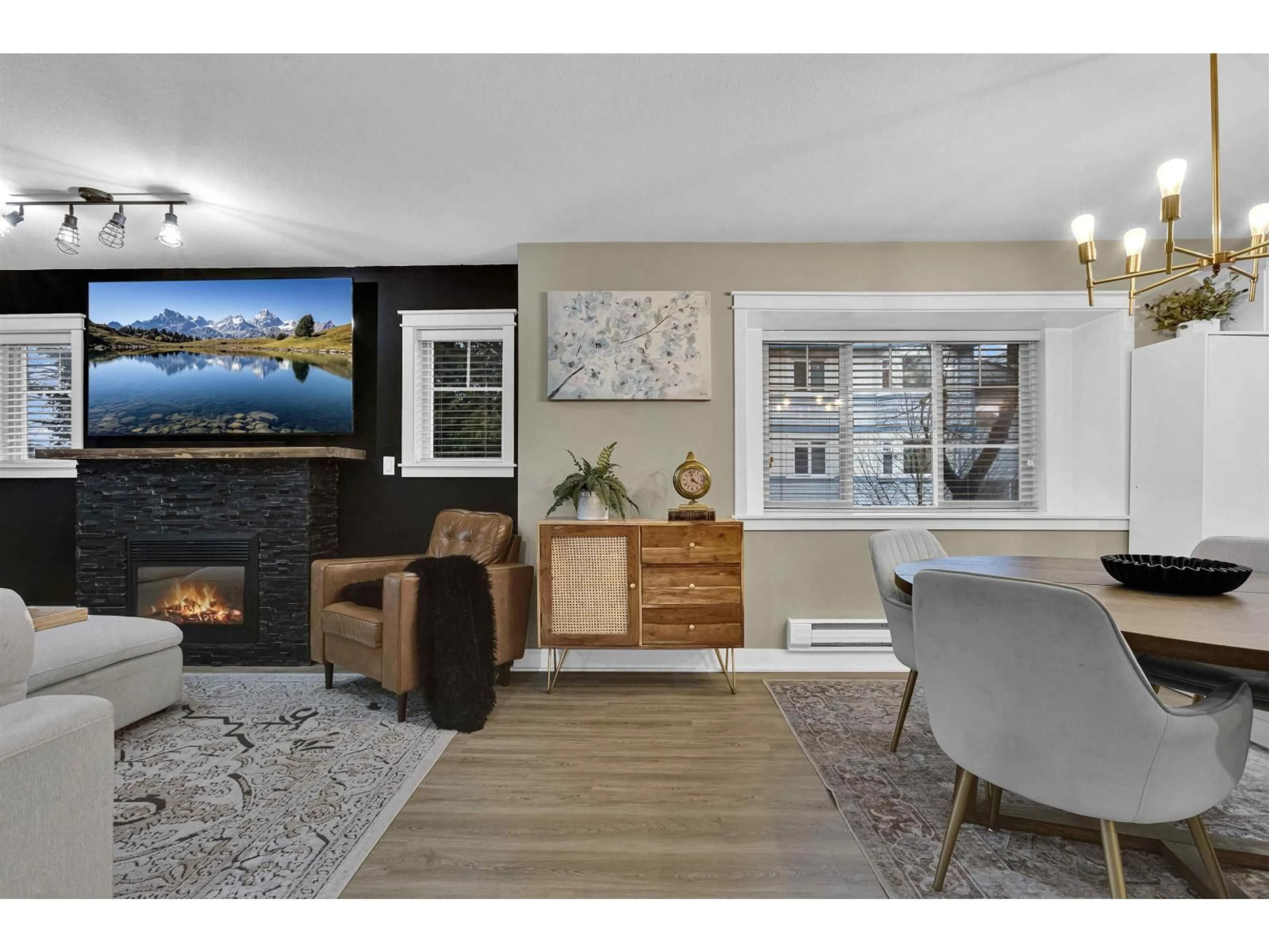 Living room with furniture, wood/laminate floor for 101 - 13368 72 AVENUE, Surrey British Columbia V3W2N6