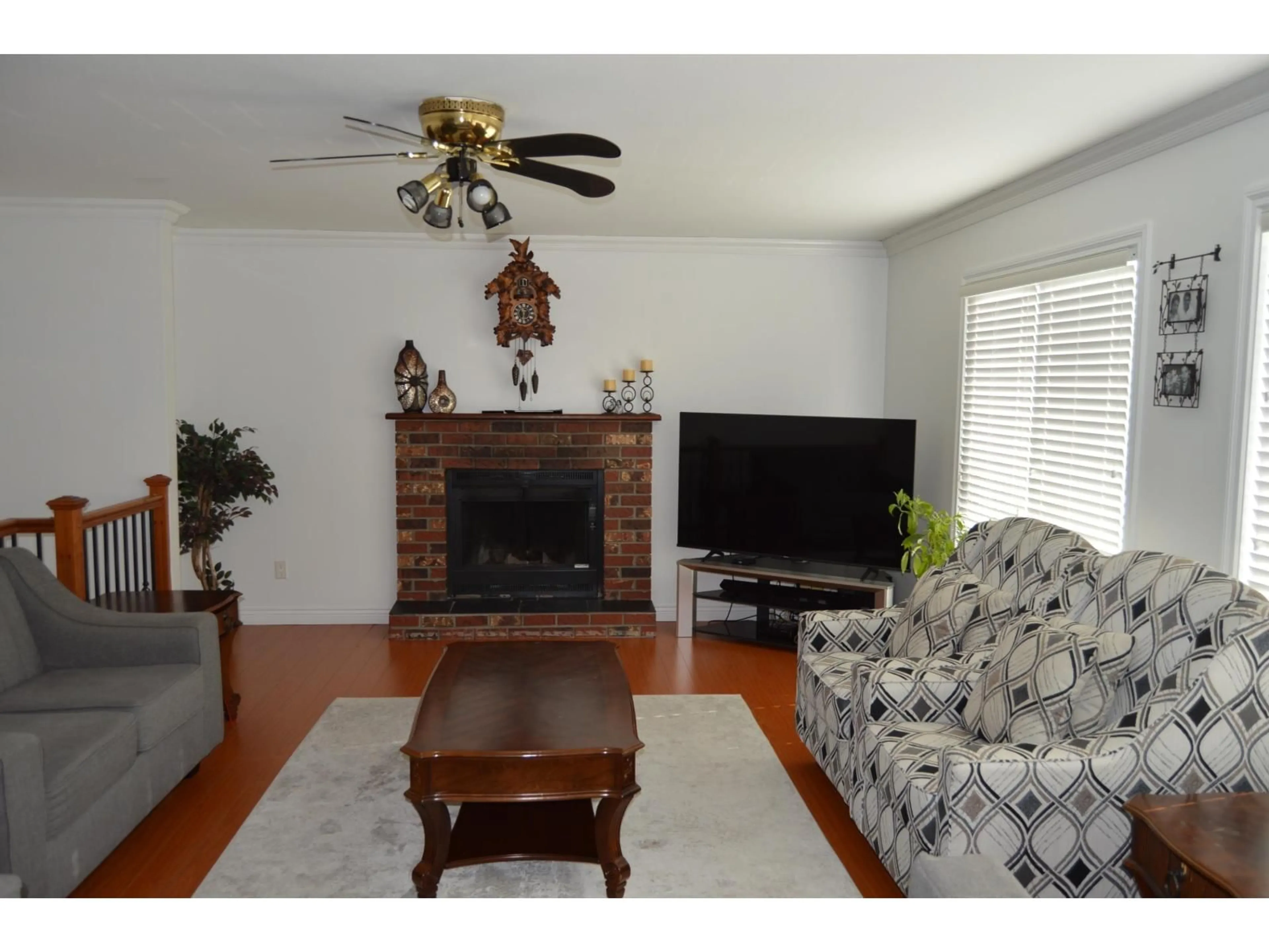 Living room with furniture, wood/laminate floor for 11275 72 AVENUE, Delta British Columbia V4E1Y6