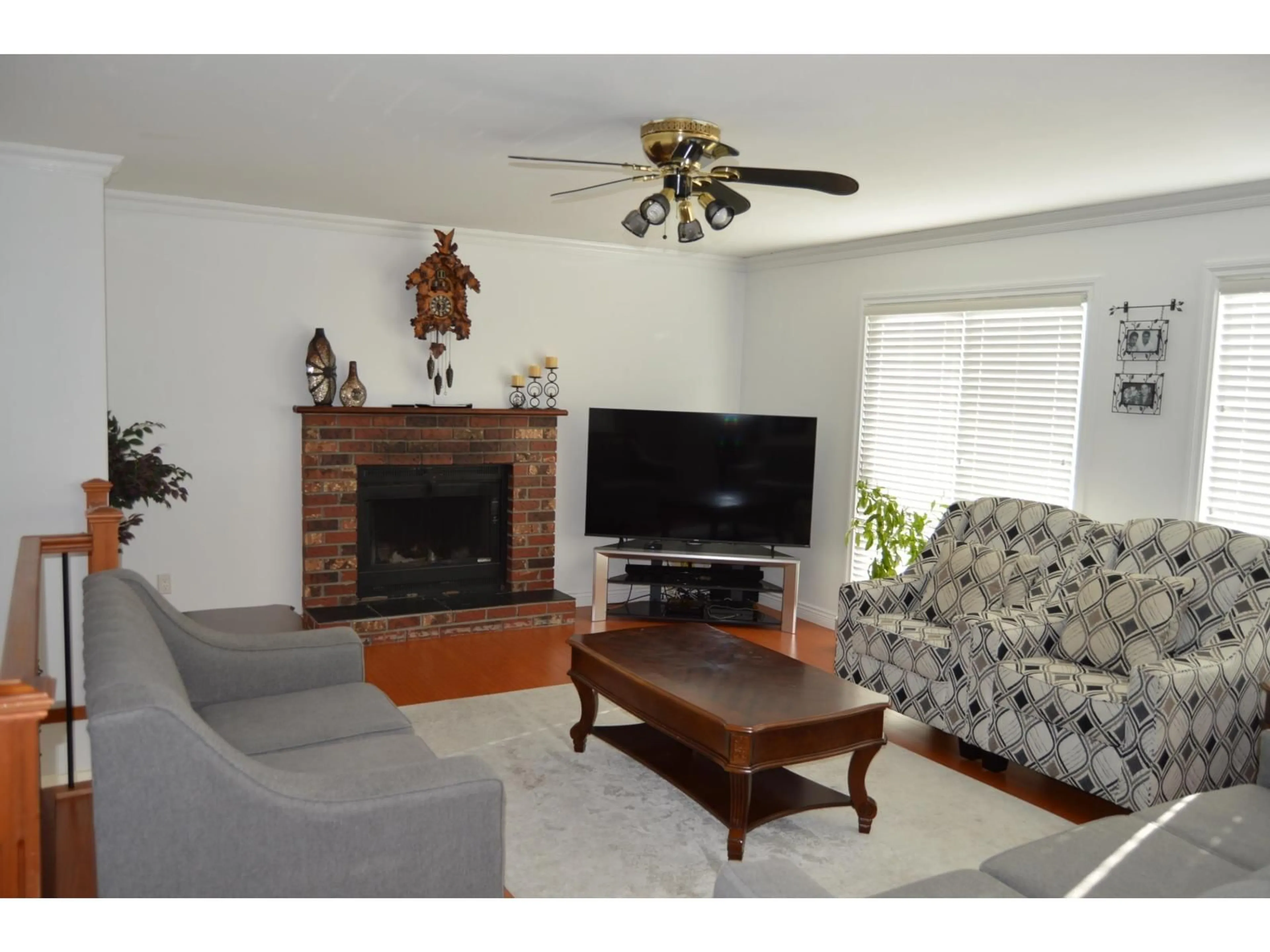 Living room with furniture, wood/laminate floor for 11275 72 AVENUE, Delta British Columbia V4E1Y6