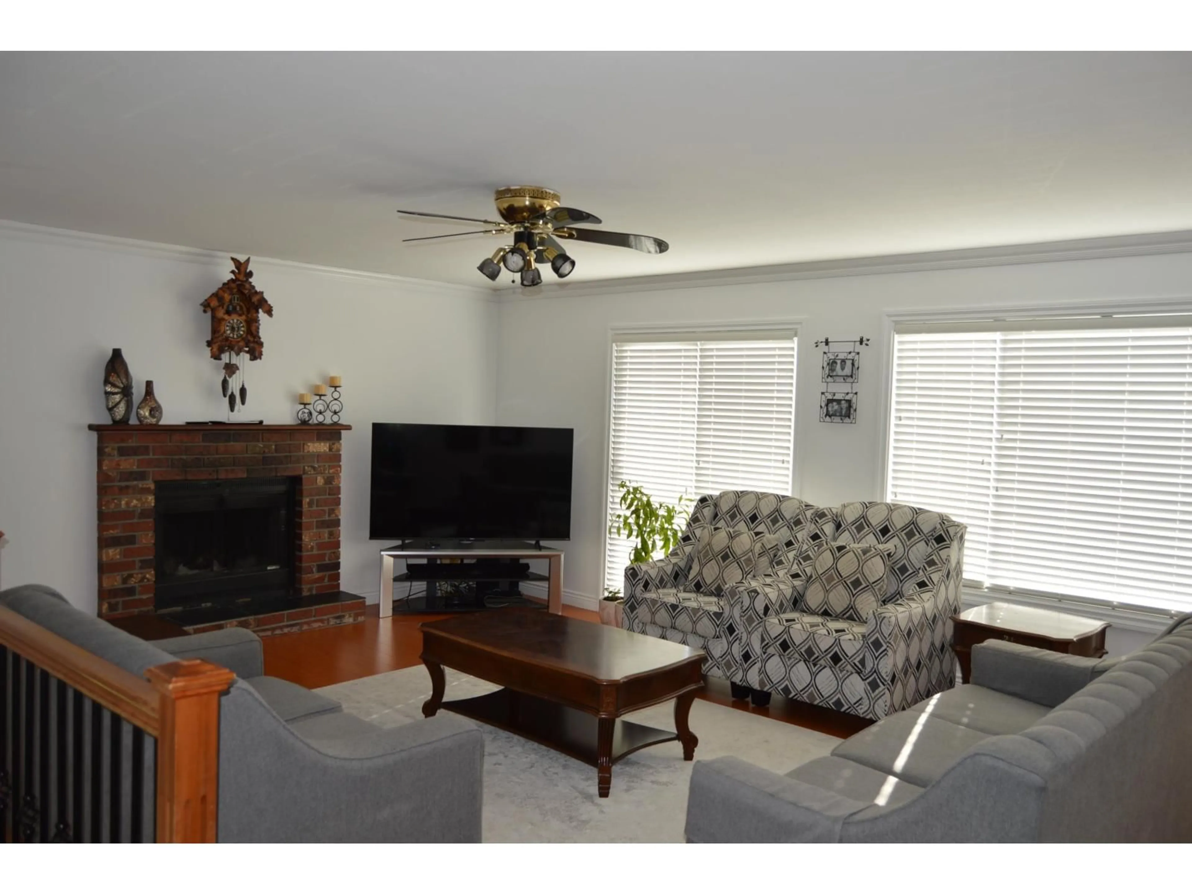 Living room with furniture, wood/laminate floor for 11275 72 AVENUE, Delta British Columbia V4E1Y6
