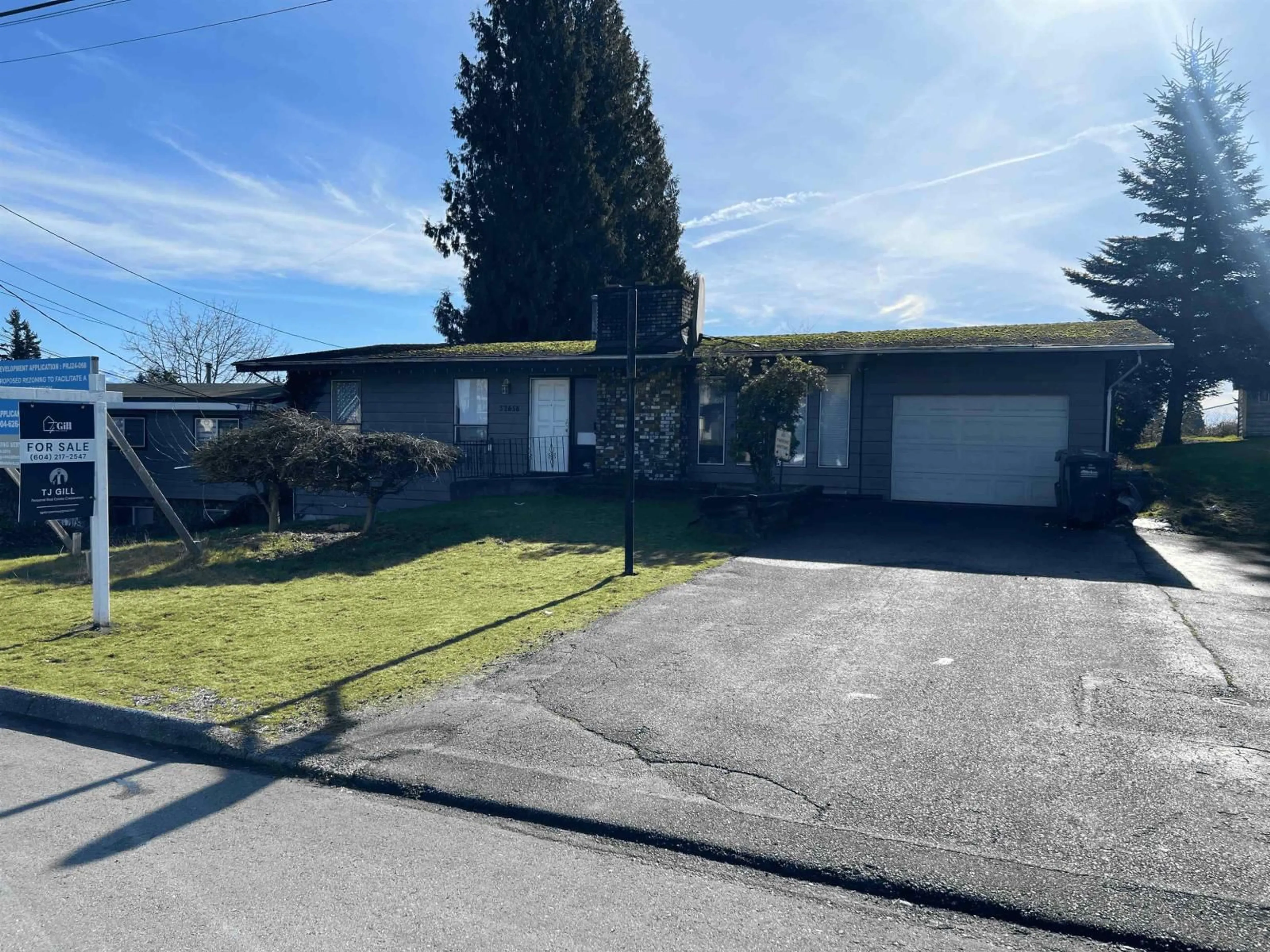 A pic from outside/outdoor area/front of a property/back of a property/a pic from drone, street for 32656 PANDORA STREET, Abbotsford British Columbia V2T3X1