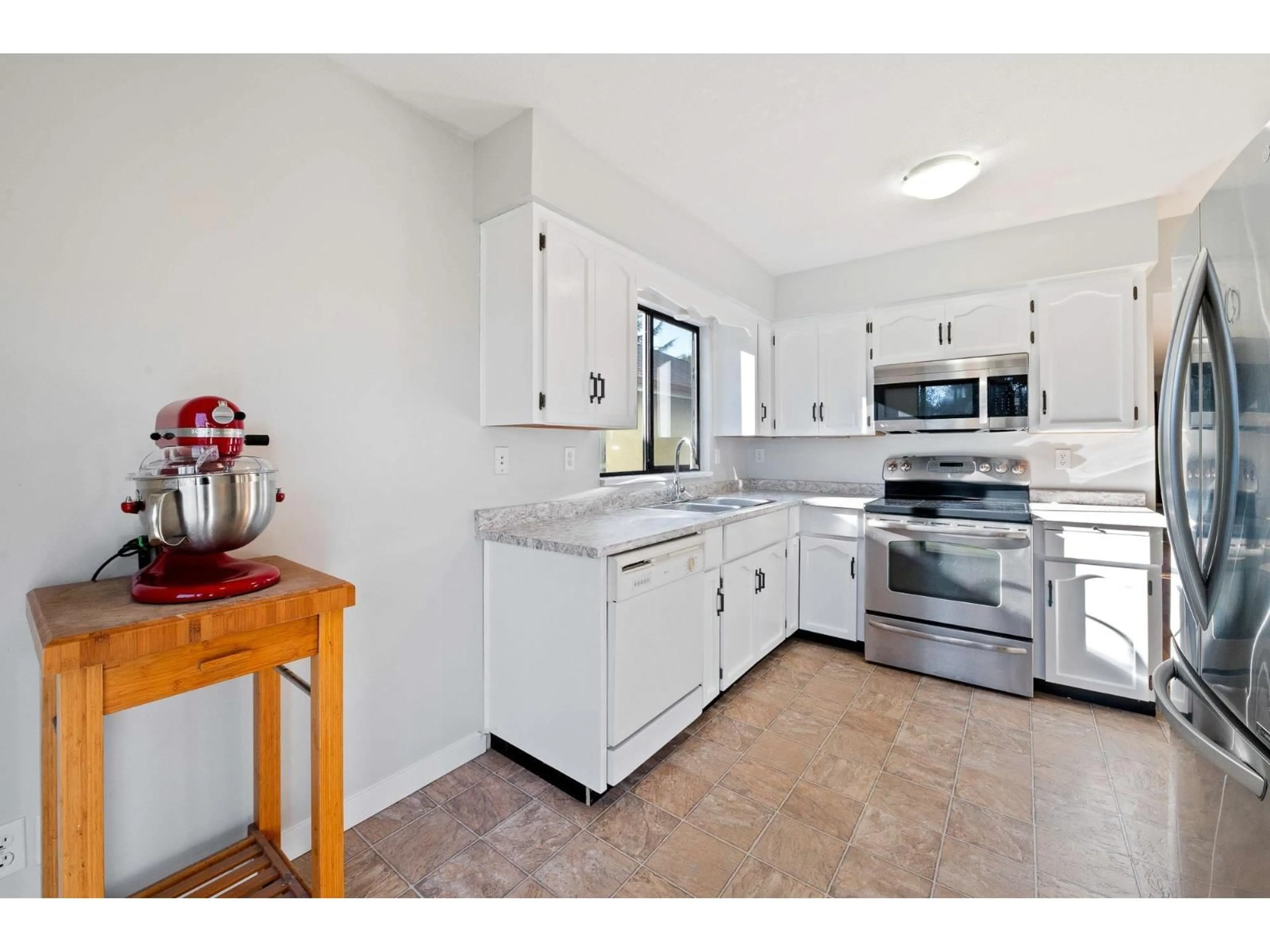 Standard kitchen, ceramic/tile floor for 6640 133 STREET, Surrey British Columbia V3W8C3