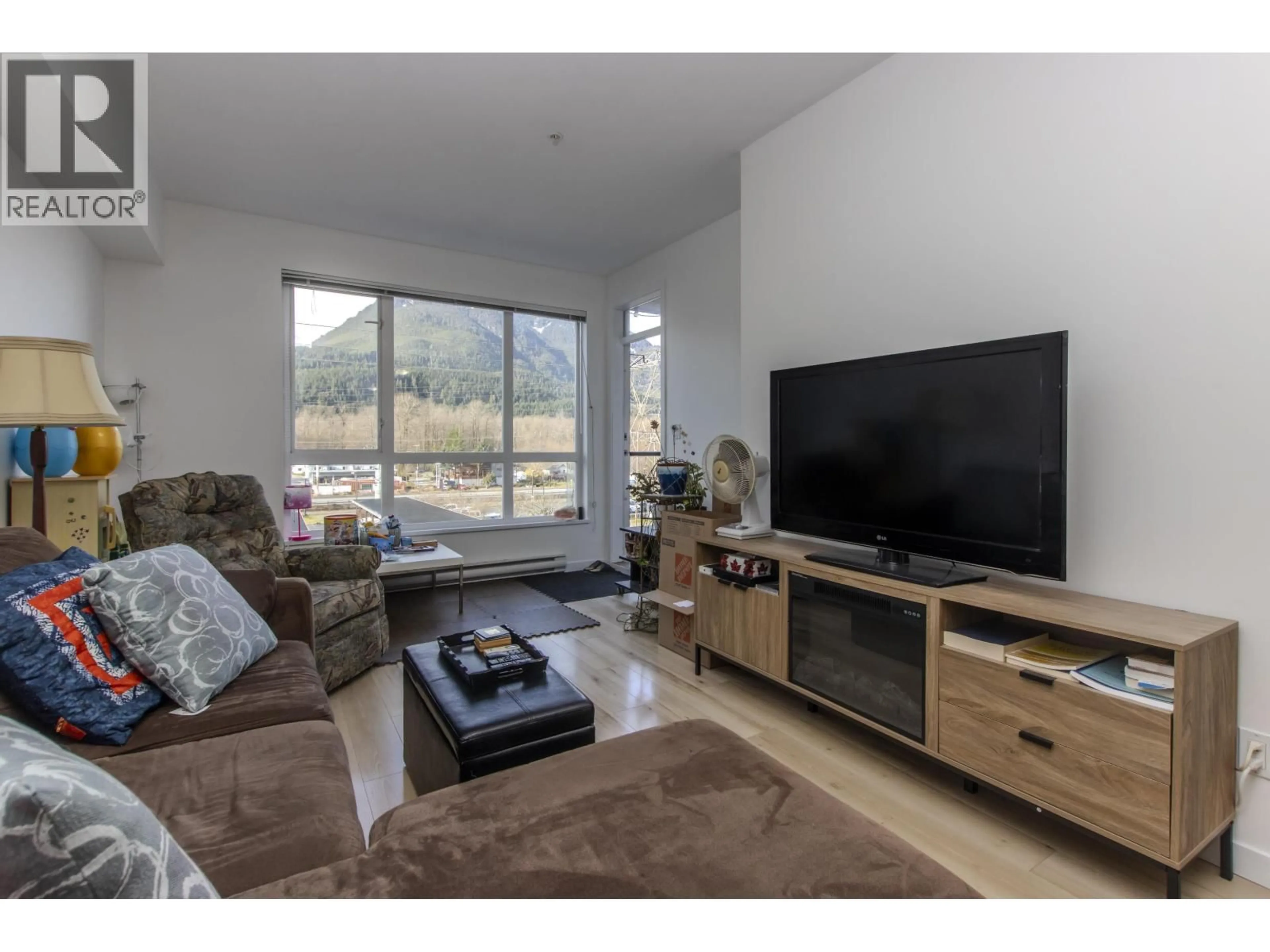 Living room with furniture, wood/laminate floor for 327 - 40437 TANTALUS ROAD, Squamish British Columbia V0N1T0