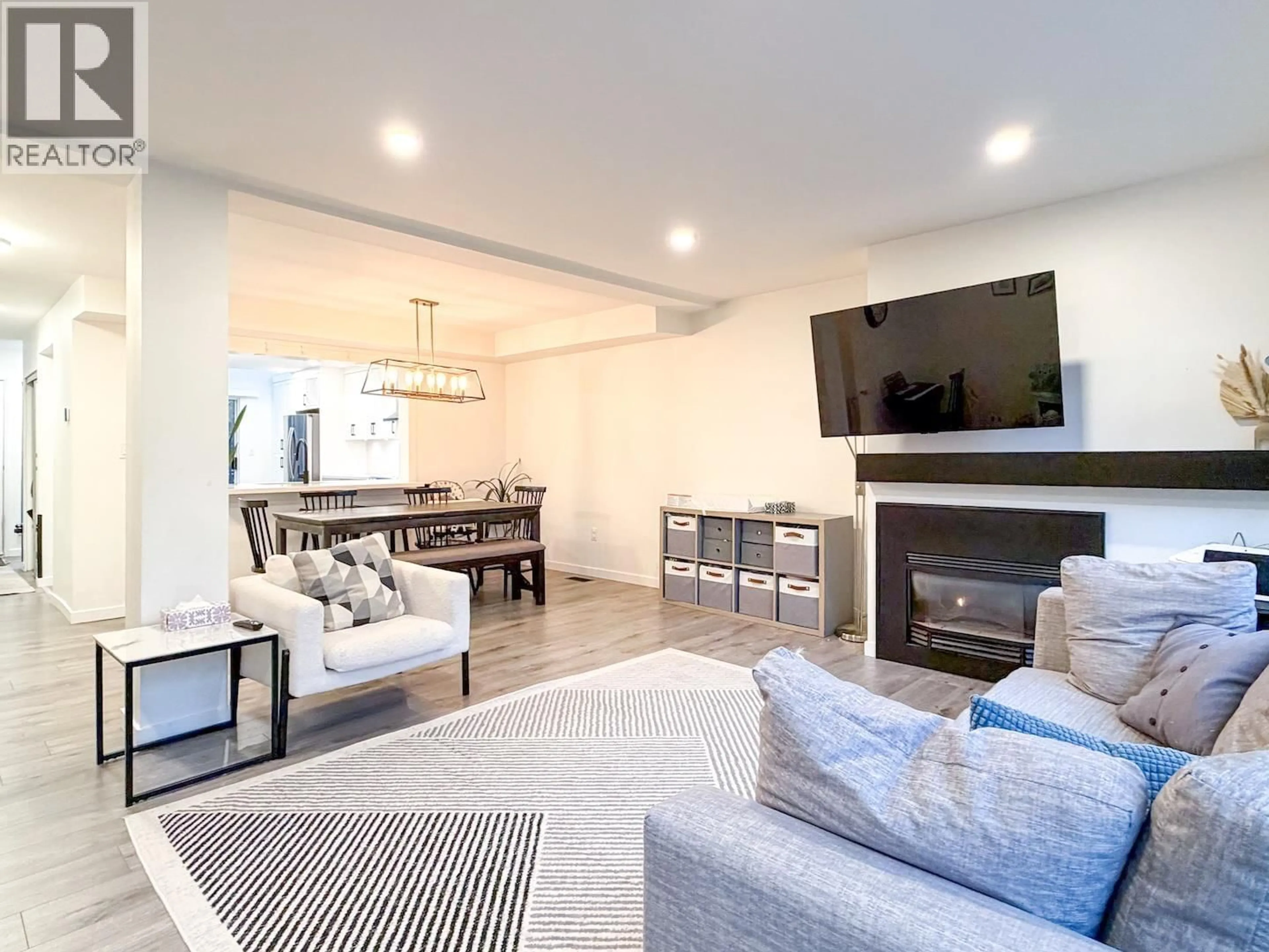 Living room with furniture, unknown for 8122 FOREST GROVE DRIVE, Burnaby British Columbia V5A4G9