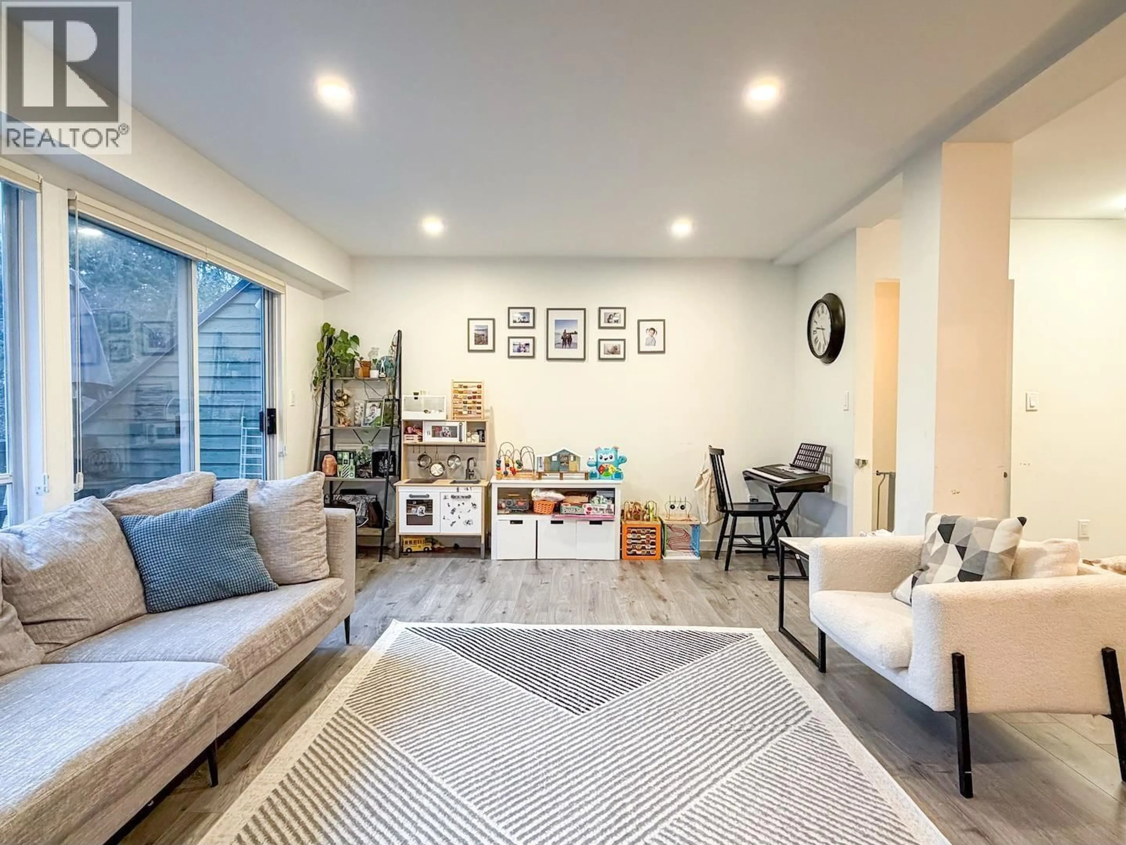 Living room with furniture, unknown for 8122 FOREST GROVE DRIVE, Burnaby British Columbia V5A4G9