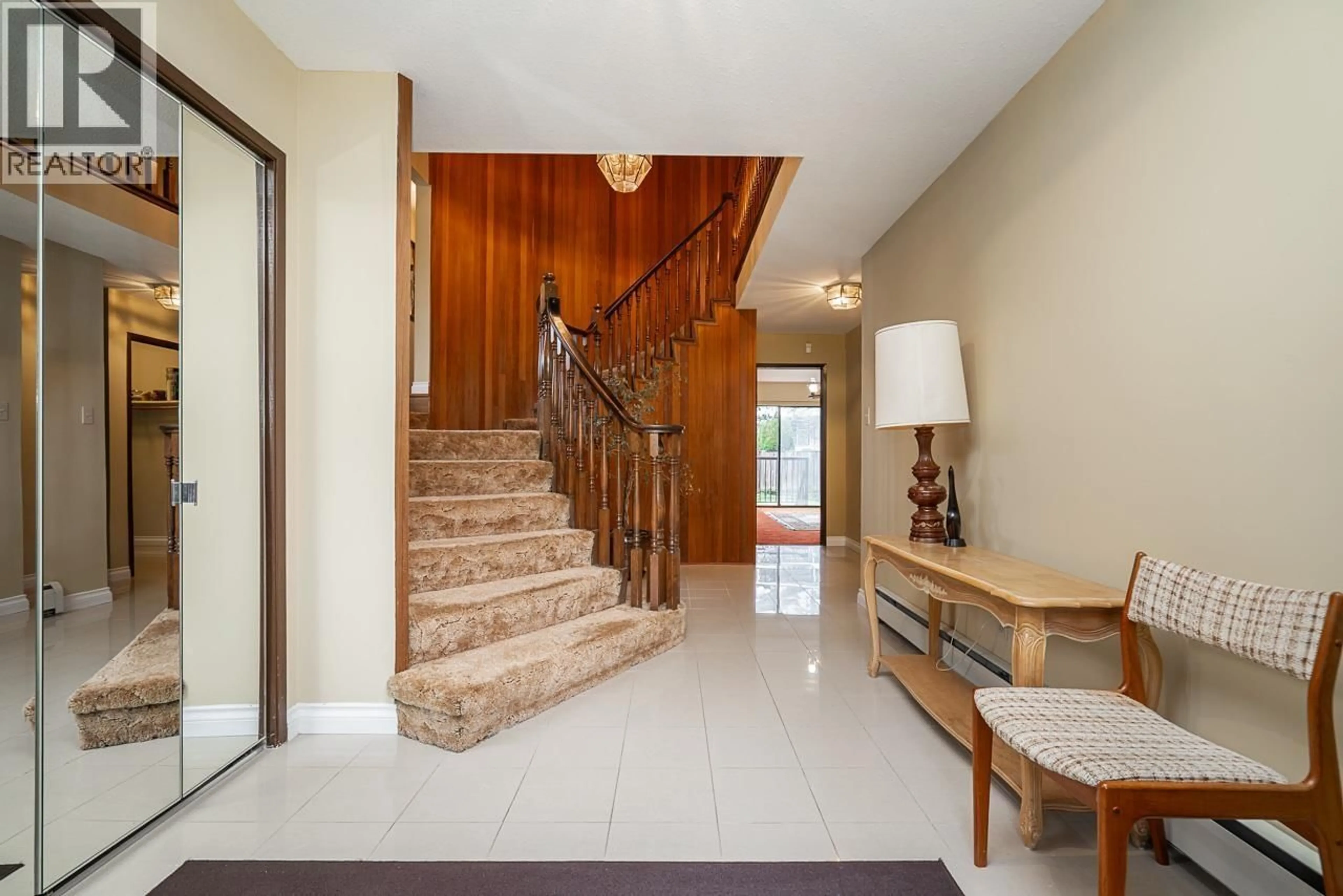 Indoor foyer for 8241 BRYNLOR DRIVE, Burnaby British Columbia V5E4E2