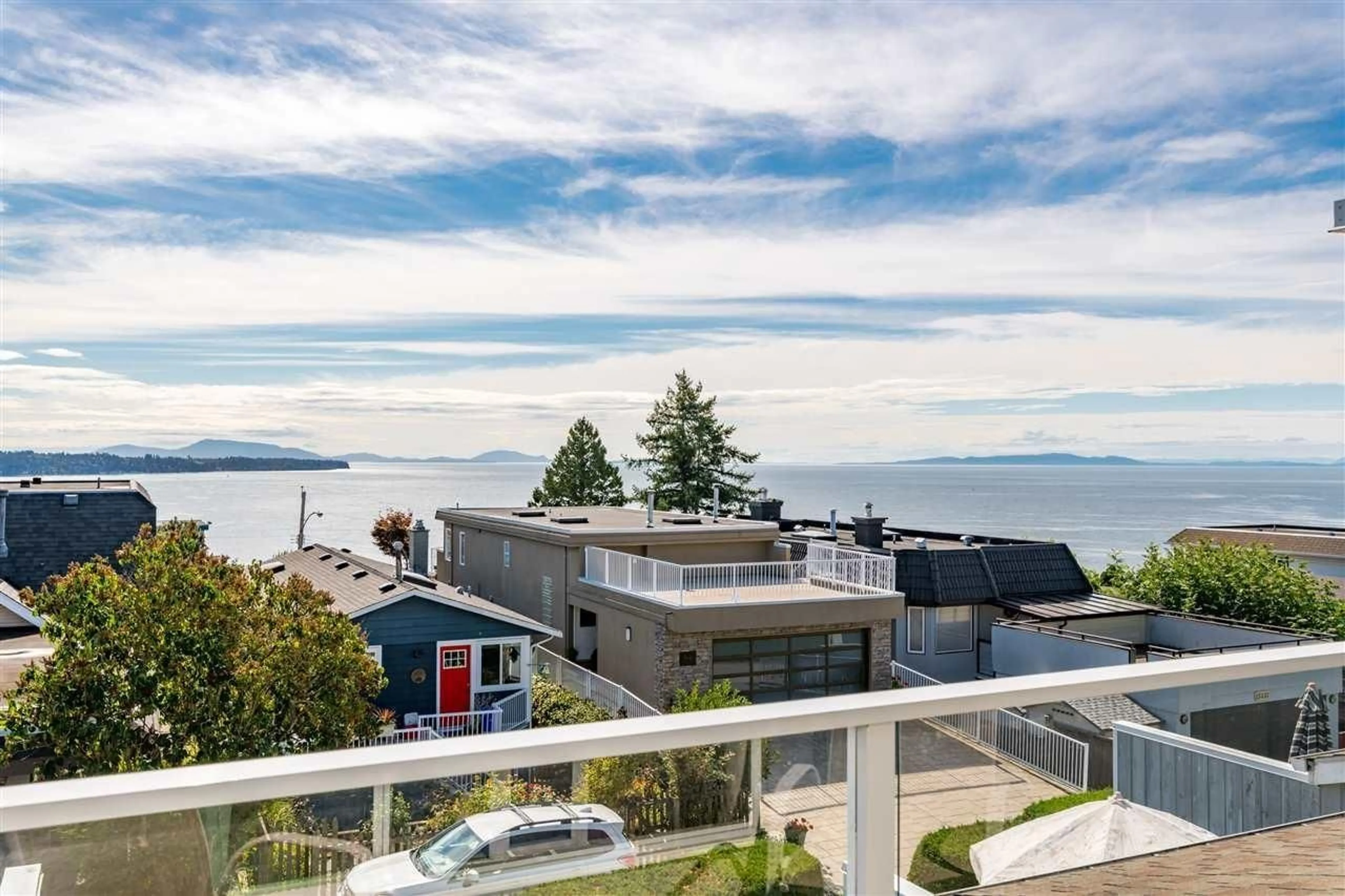 A pic from outside/outdoor area/front of a property/back of a property/a pic from drone, water/lake/river/ocean view for 15146 BEACHVIEW AVENUE, White Rock British Columbia V4B1P6